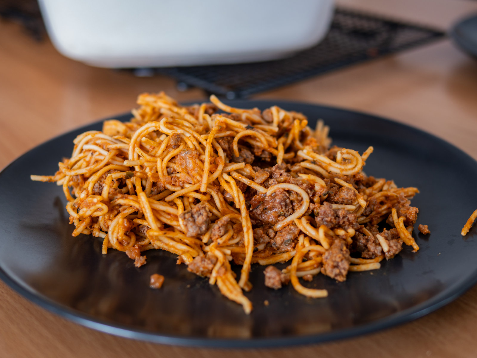 Fertige One Pot Bolognese mit Spaghetti und Käse in der Ofenhexe