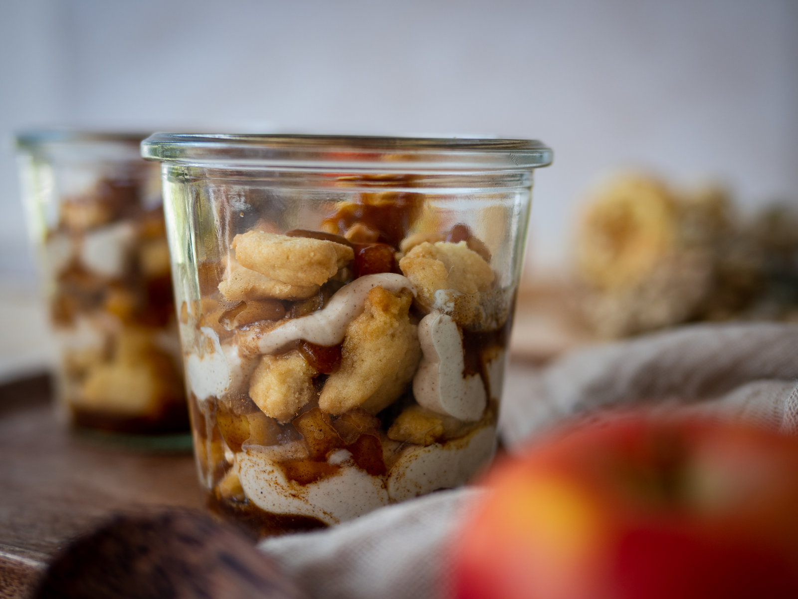 Apfelkuchen im Glas mit Schichten aus Streuseln, Mascarponecreme, Apfel- und Karamellsauce