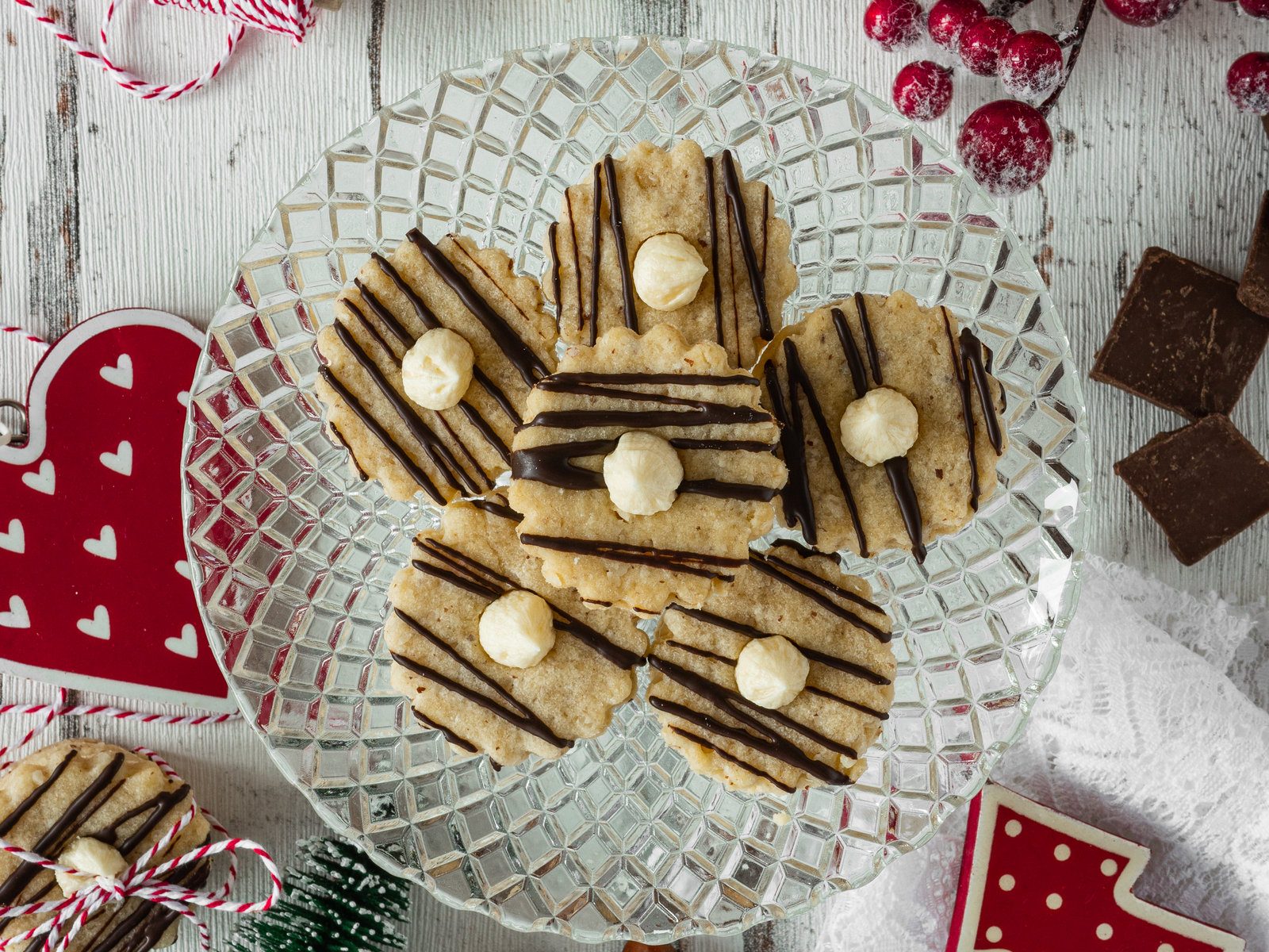 Pekannuss-Plätzchen mit Ahorn-Buttercreme gefüllt und mit Schokolade dekoriert