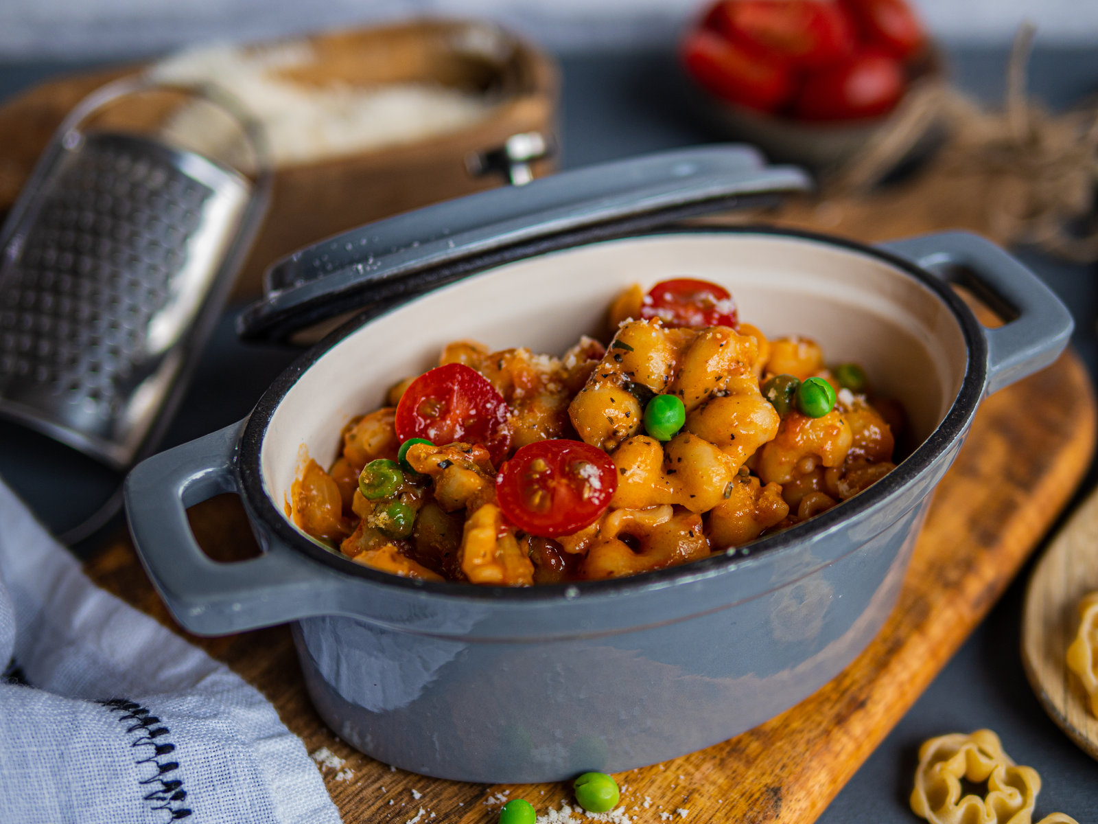 Cremige One-Pot Tomaten-Gorgonzola-Nudeln in einer Schüssel, bestreut mit frischem Basilikum und Parmesan.