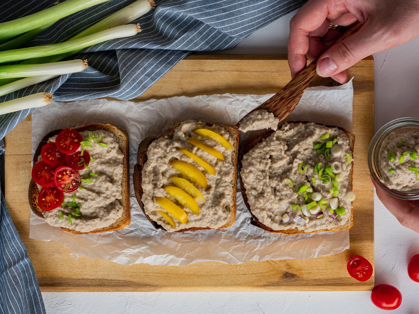 Cremiger Auberginenaufstrich in einer Schale mit geröstetem Brot