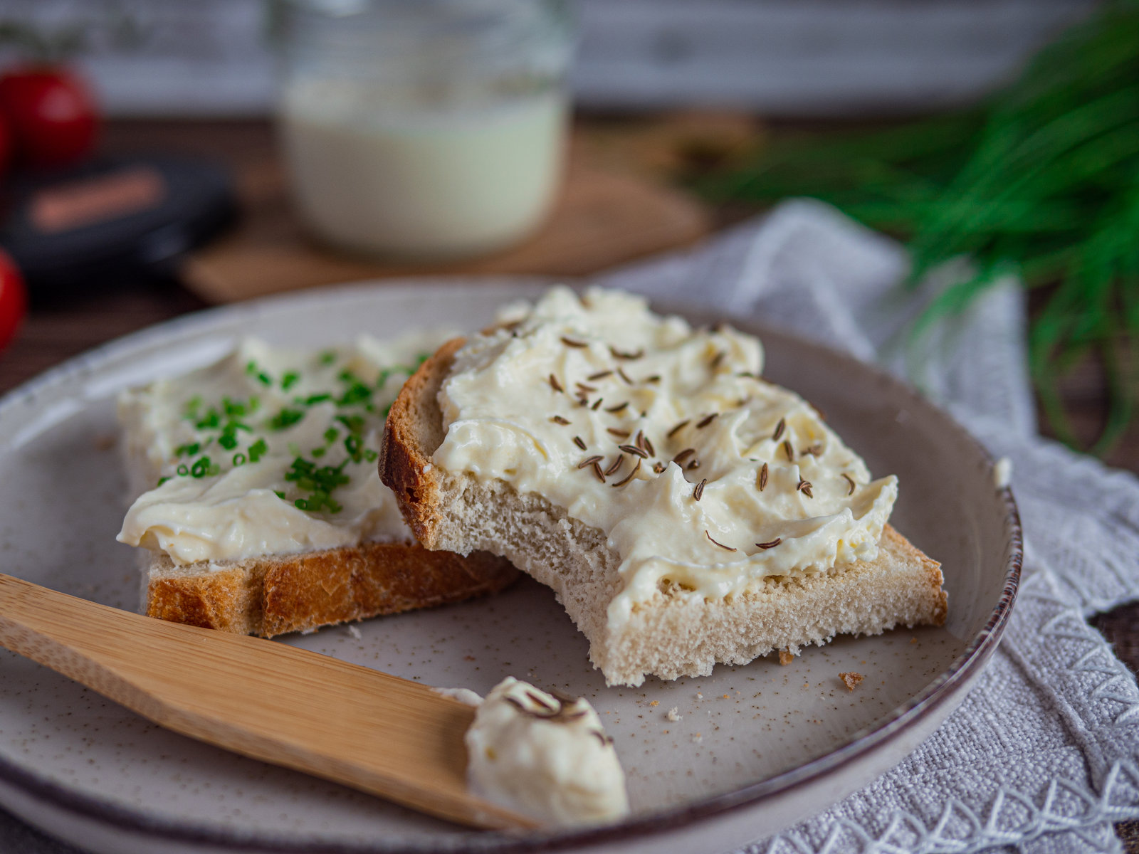 Selbstgemachter Kochkäse in kleinen Gläsern