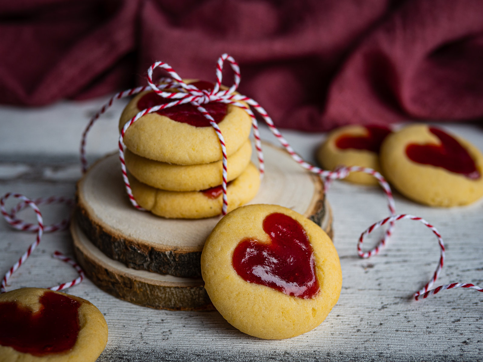 Engelsherzen mit roter Marmeladenfüllung auf einem Backblech