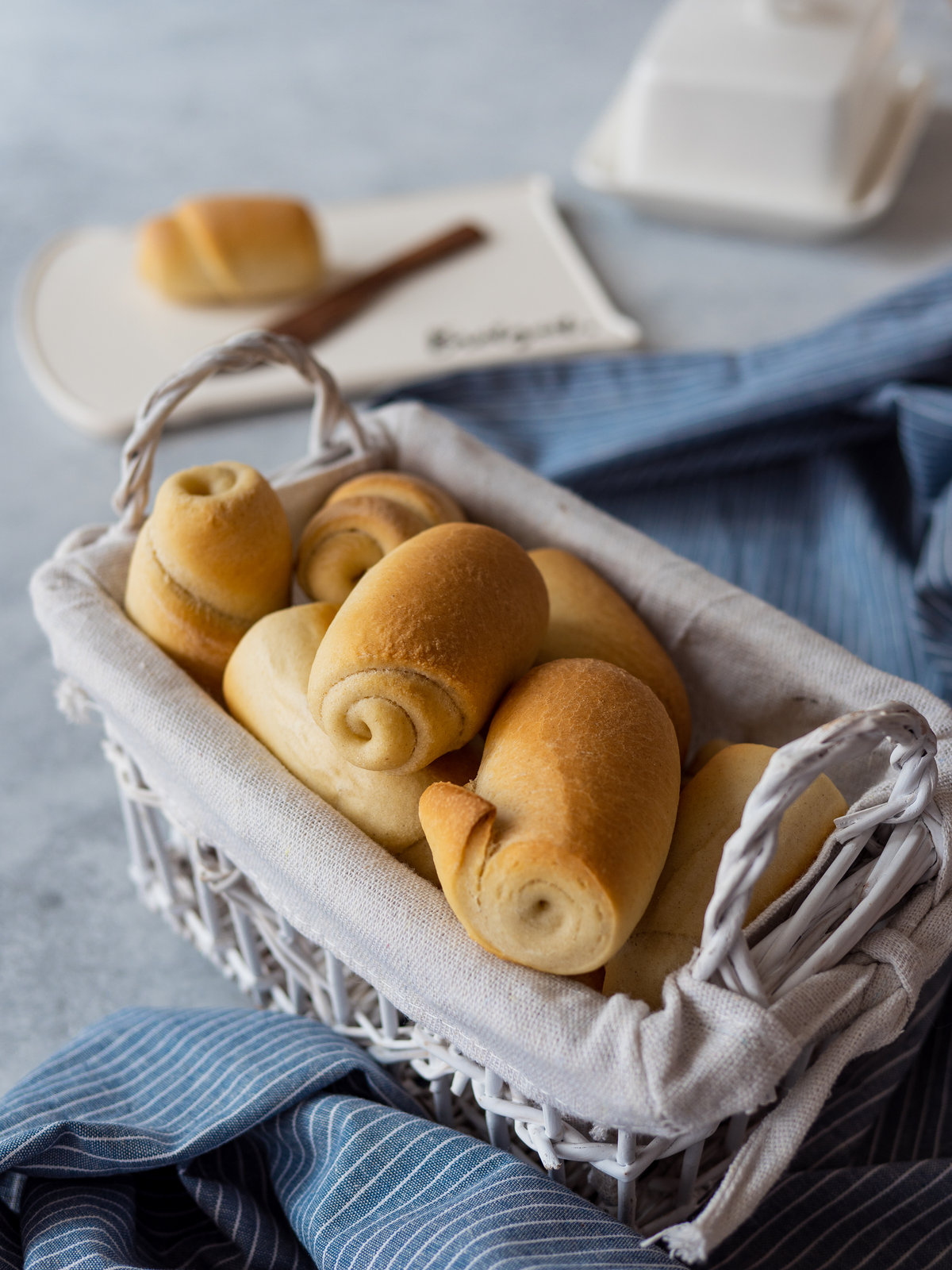 Frisch gebackene goldbraune Mini Kipferl auf einem Backblech