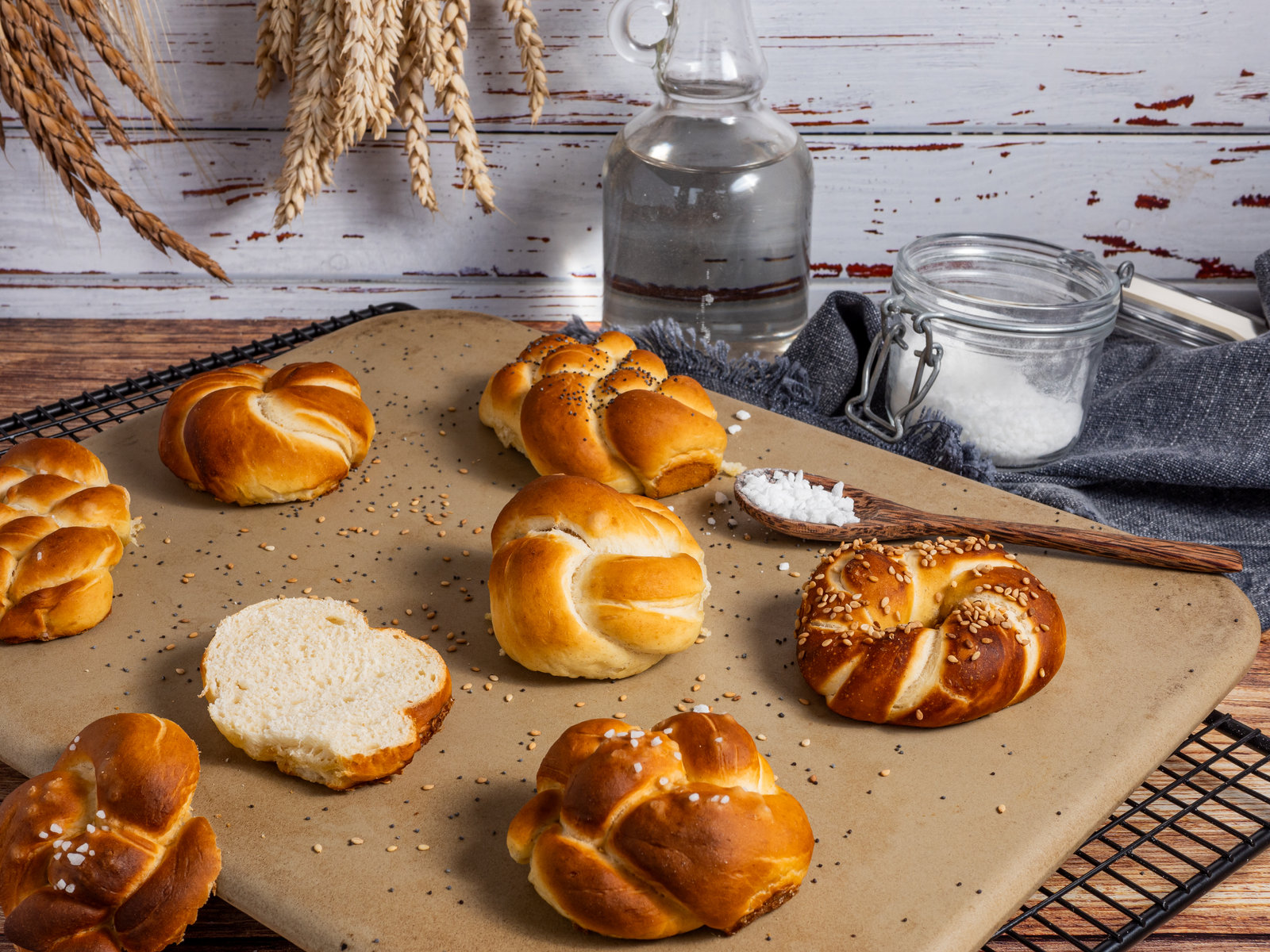 Frisch gebackenes Laugengebäck auf einem Backblech