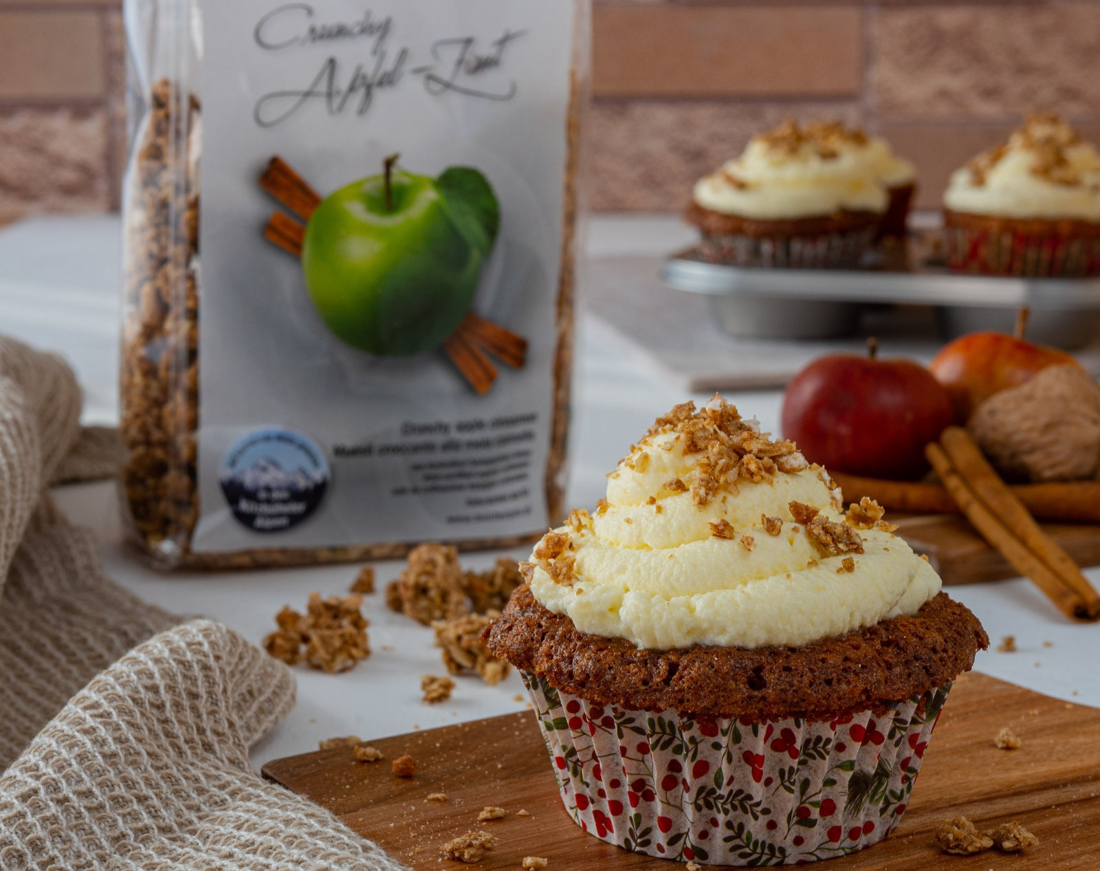 Apfel-Zimt-Muffin mit Crunchy und Mascarpone-Frosting