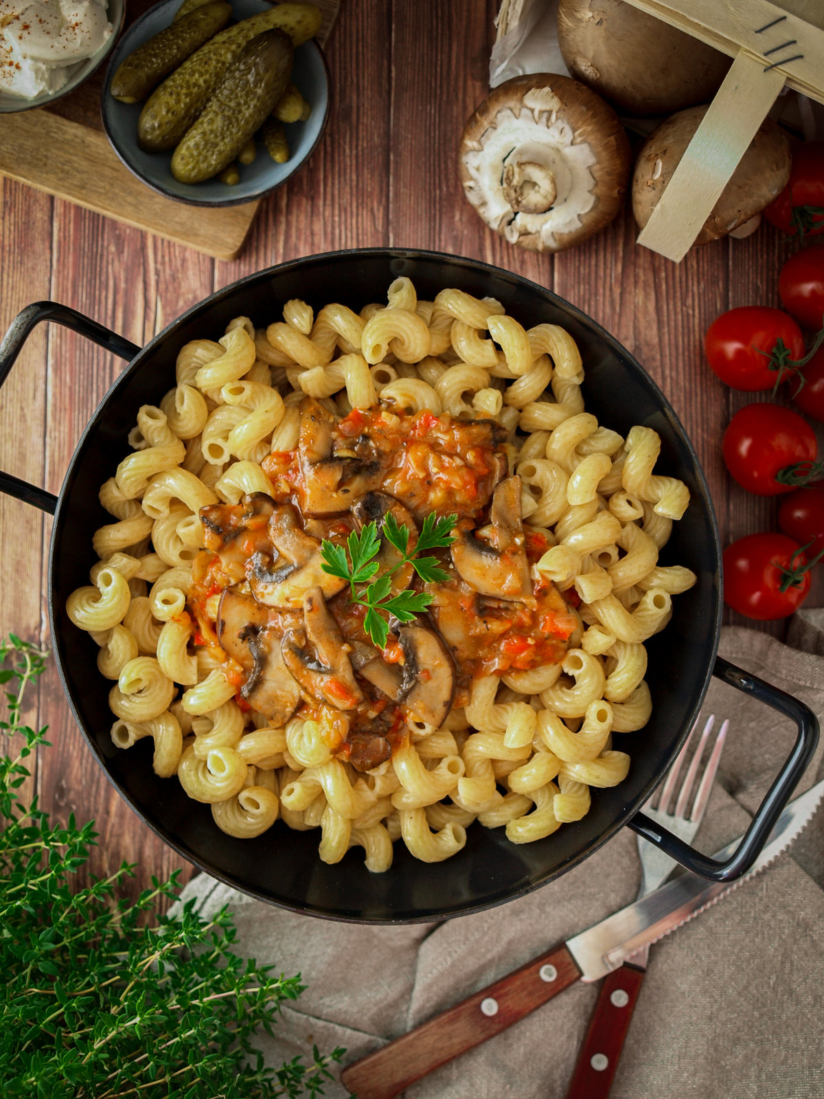 Teller mit ungarischem Champignon-Gulasch, garniert mit frischer Petersilie
