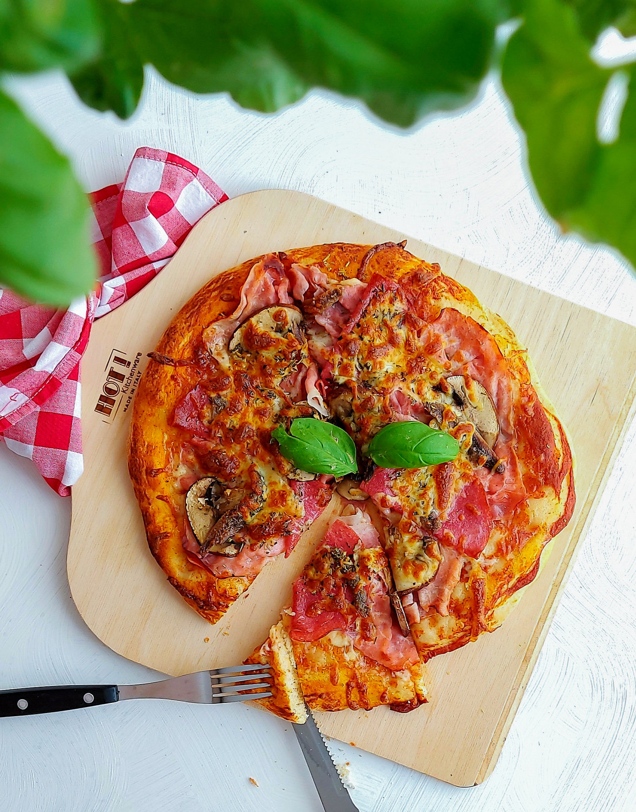 Eine frisch gebackene Pizza mit Tomatensauce, Käse, Schinken, Salami, Mozzarella, Gorgonzola und Paprika.
