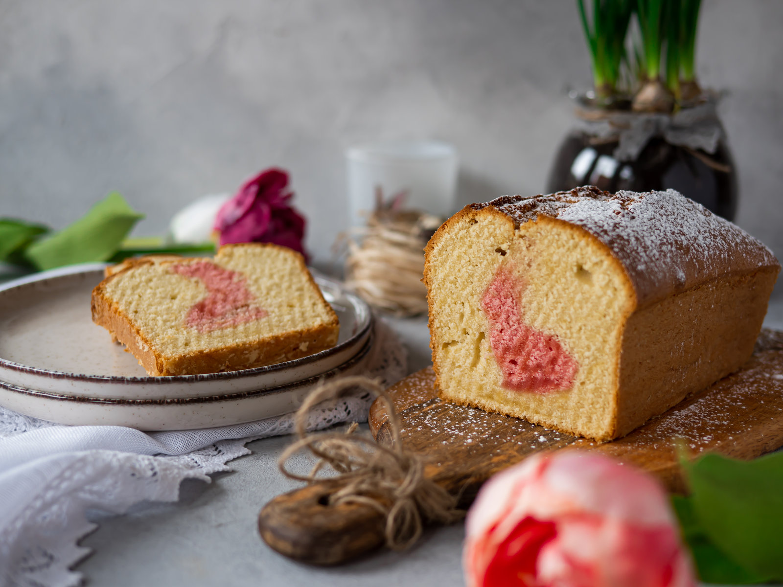 Anschnitt eines Kastenkuchens mit rosa und gelbem Teig und Hasenmuster im Inneren