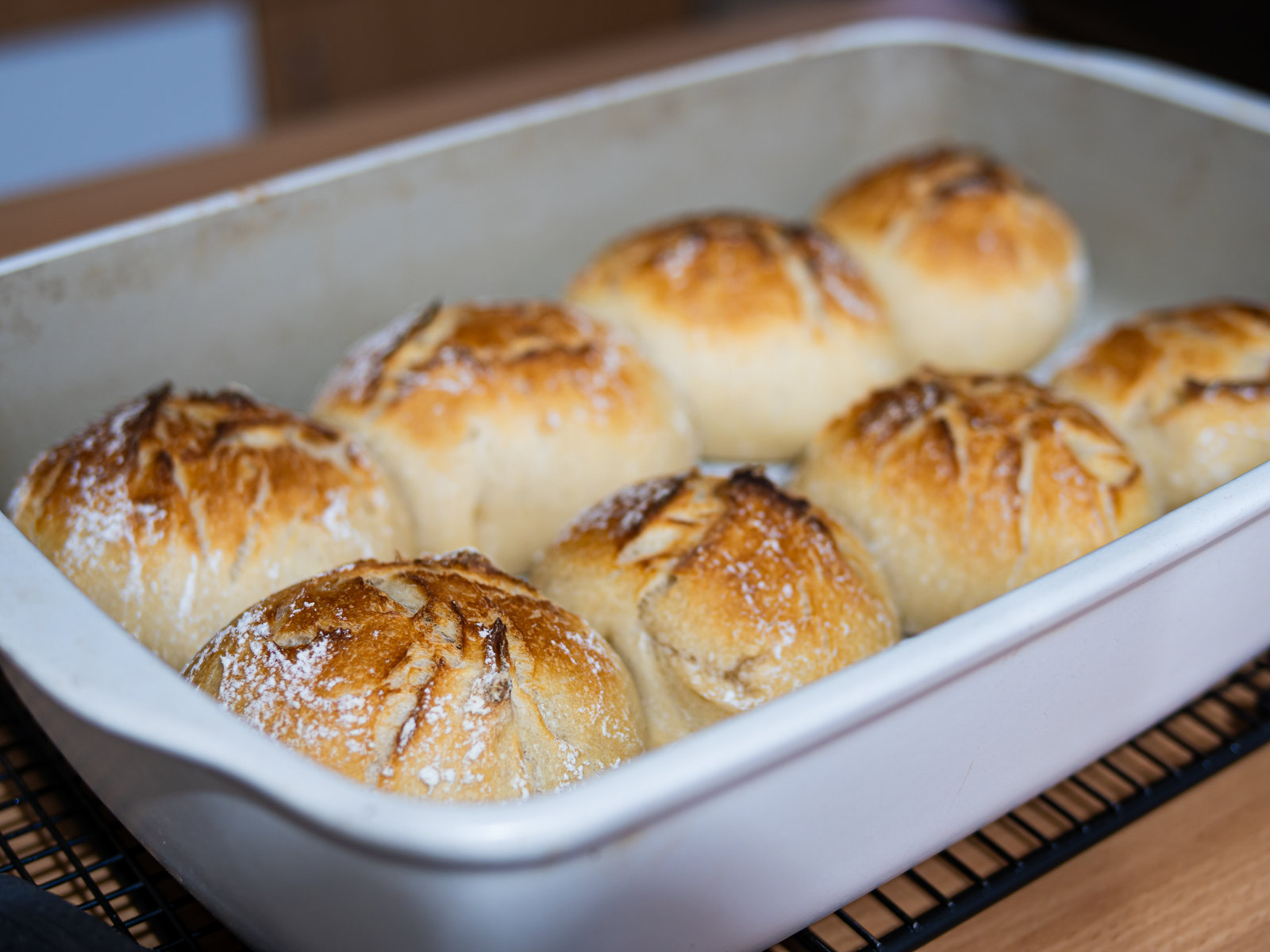 Frisch gebackene, goldbraune Dinkelbrötchen in einer Pampered Chef Ofenhexe.