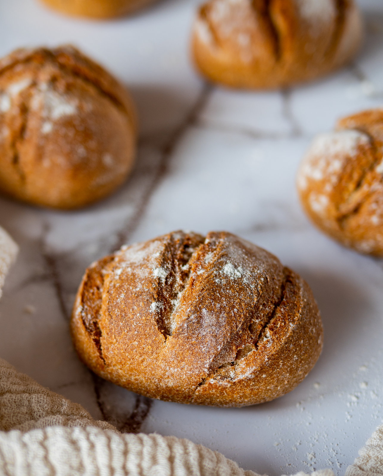 Frisch gebackene Vollkorn Brötchen auf einem Backblech