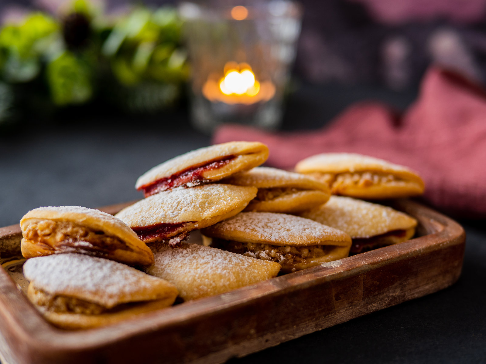 Schneekipferl mit Puderzucker bestreut, teilweise mit Walnuss- und teilweise mit Marmeladenfüllung
