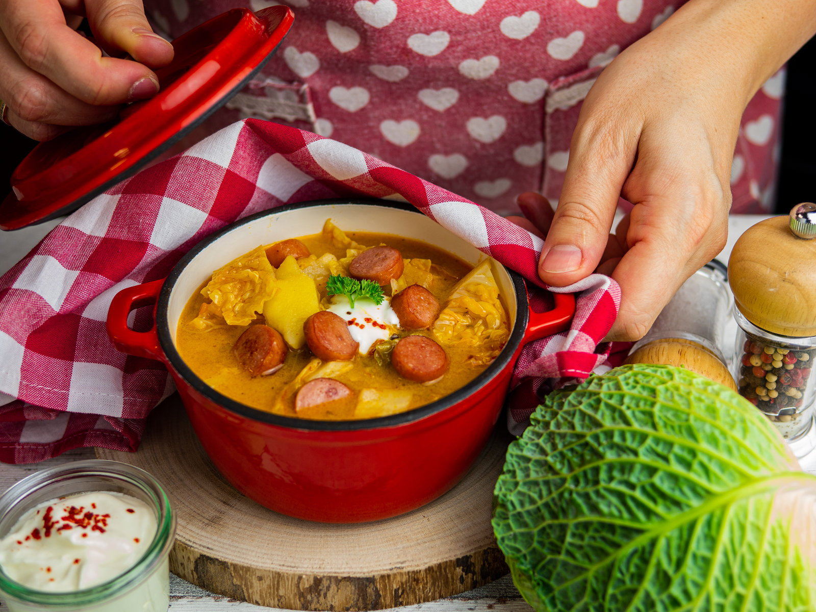 Eine Schale mit Frankfurter Suppe nach ungarischer Art, garniert mit frischen Kräutern.