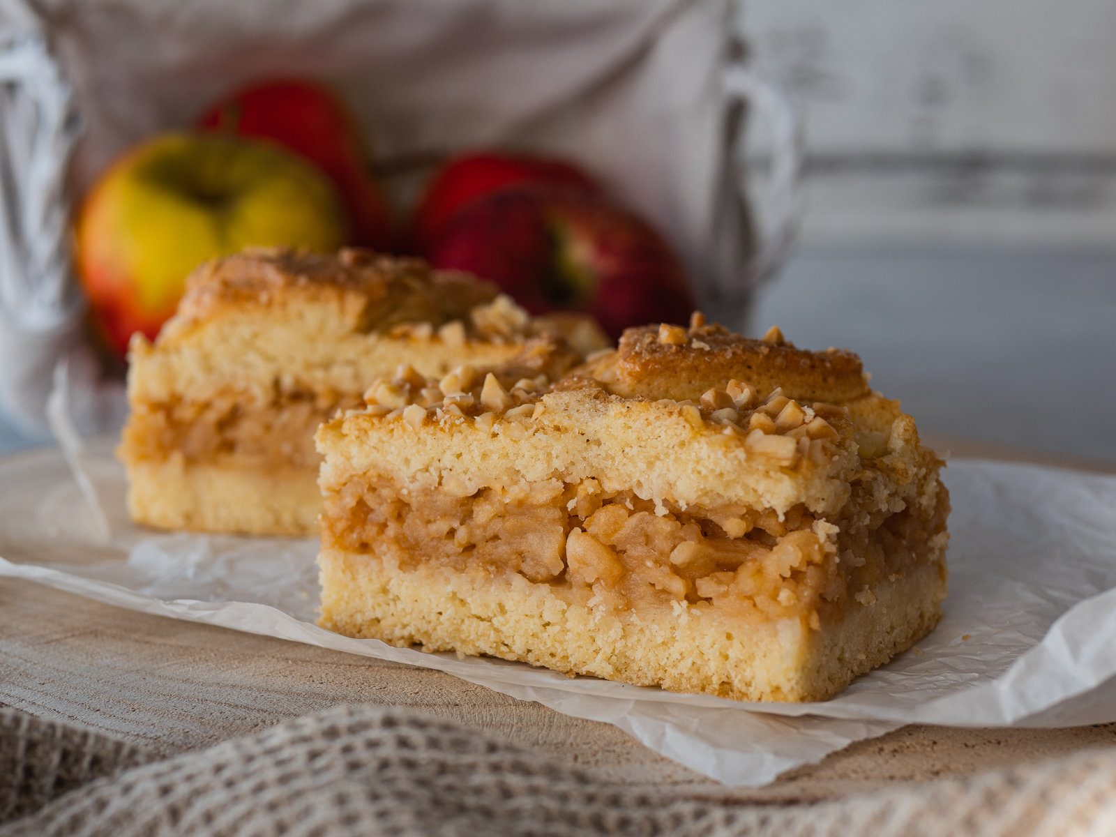 Apfelkuchen mit Mandeln und Amaretto, mit ausgestochenen Teigherzen als Dekoration