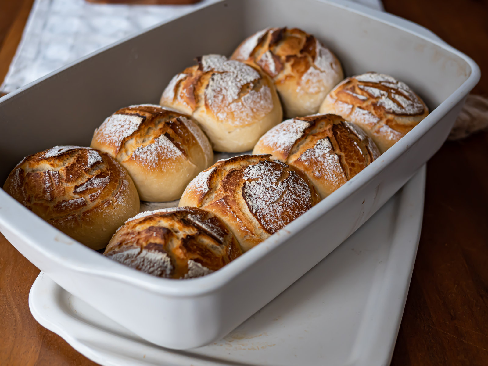 Frisch gebackene Dinkelbrötchen mit Buttermilch auf einem Kuchengitter