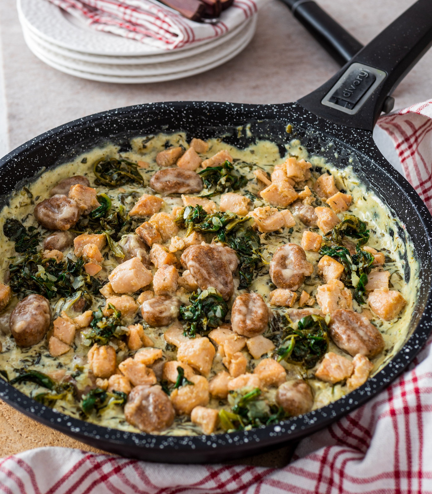 Cremige Gnocchi Pfanne mit Lachs und Spinat, bestreut mit Parmesan