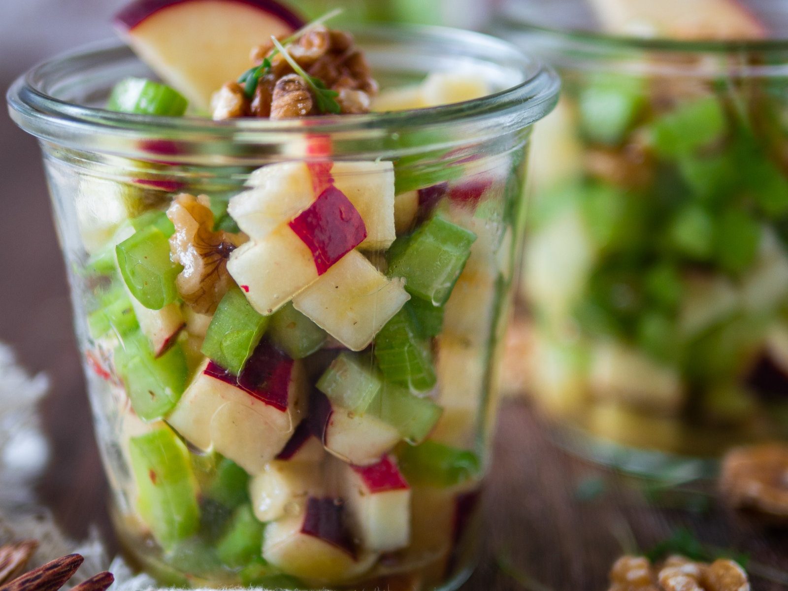 Frischer Apfel-Sellerie-Salat mit Walnüssen in einer Schüssel