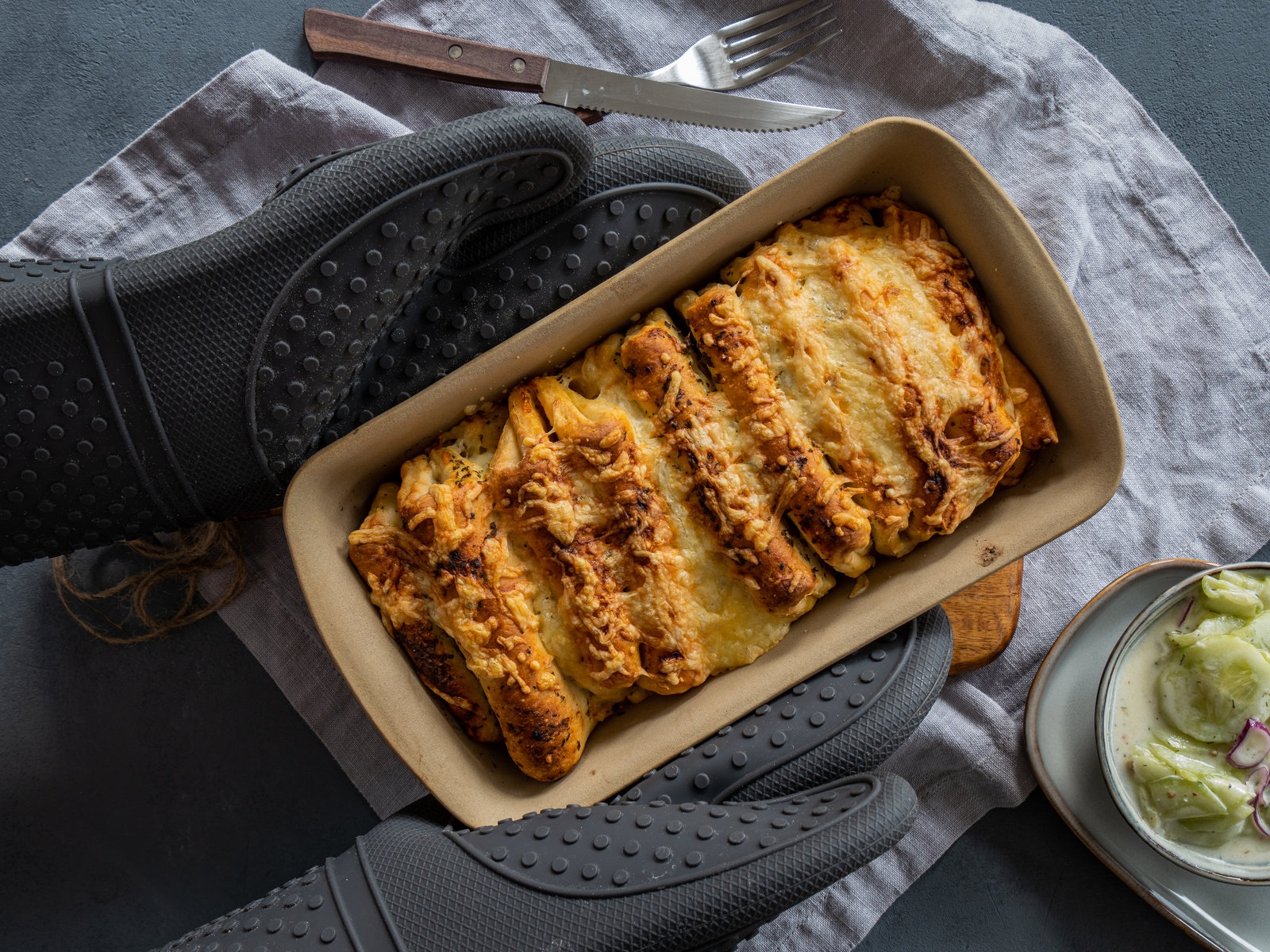 Goldbraunes Faltenbrot mit geschmolzenem Käse und Kräuterbutter