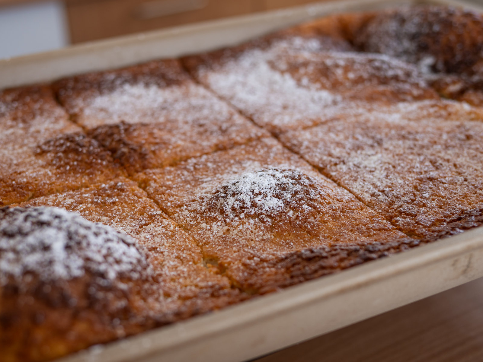 Goldbrauner Ofenpfannkuchen im Ofenzauberer, mit Puderzucker bestreut.