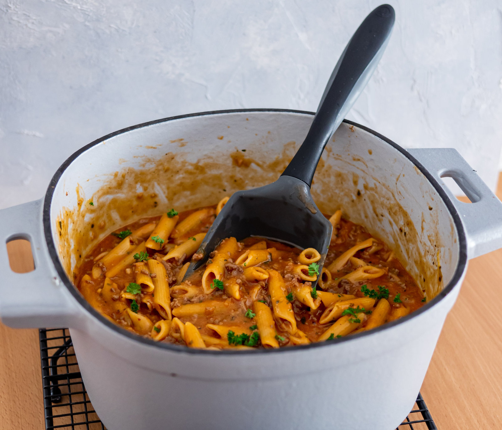 One Pot Bolognese mit Nudeln, Hackfleisch und Käse in einem Gusseisentopf
