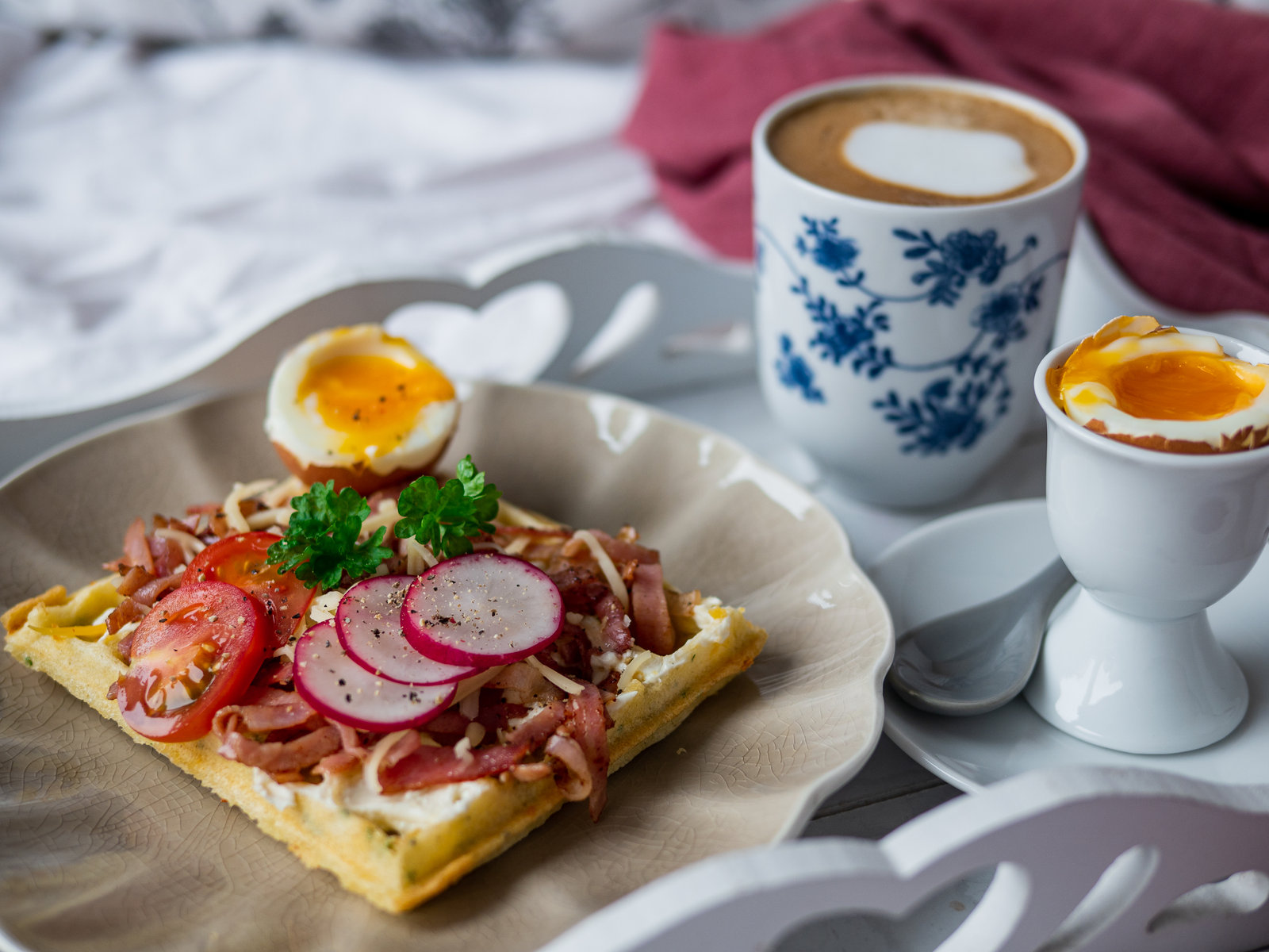 Herzhafte Waffeln belegt mit Frischkäse, Schinken, Käse, Ei und frischem Gemüse