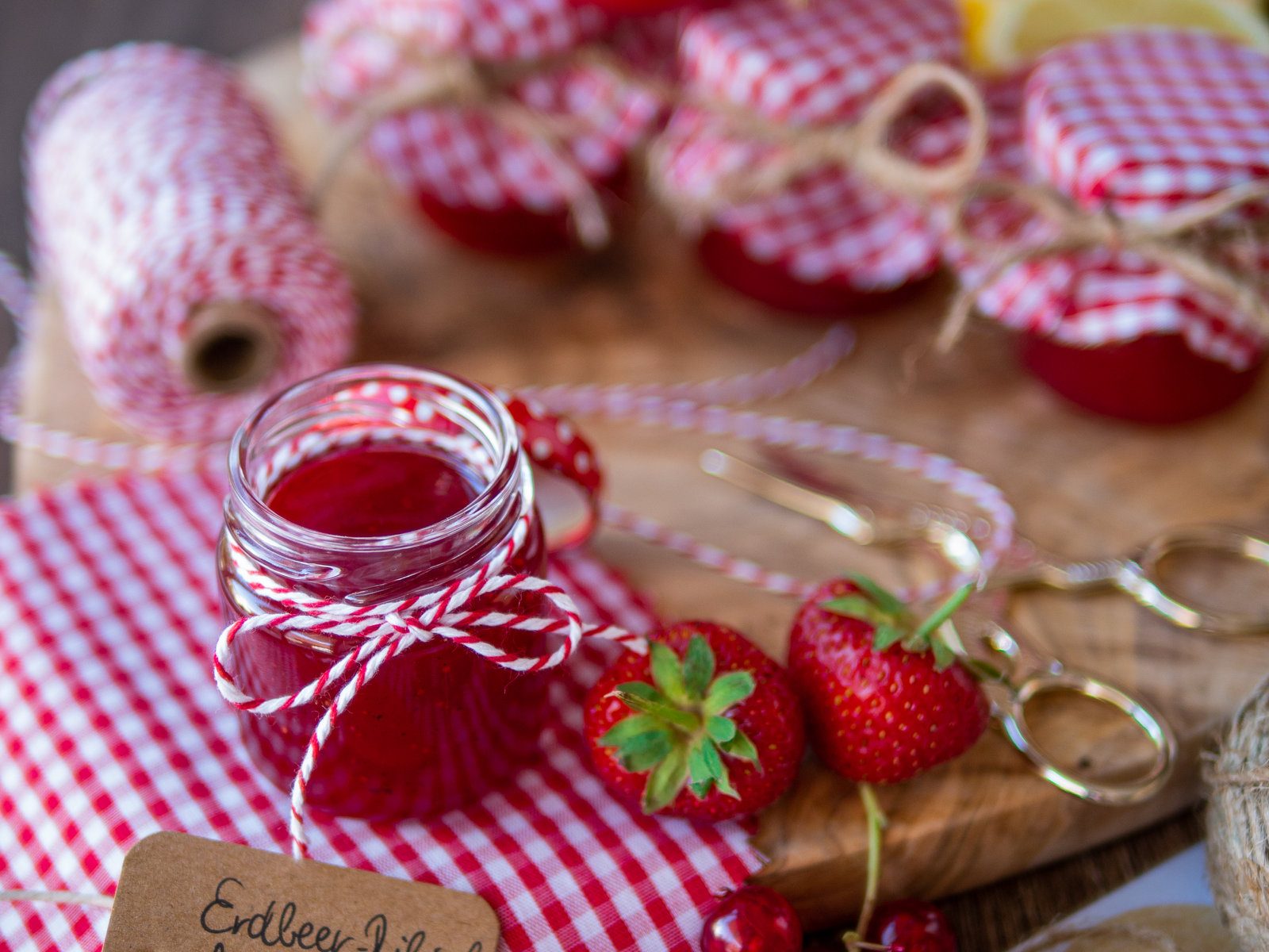 Bunte Marmelade in acht kleinen Gläsern mit Beschriftung.