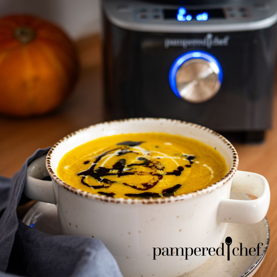 Eine Schale Kürbiscremesuppe, garniert mit Kürbiskernen und Kürbiskernöl.