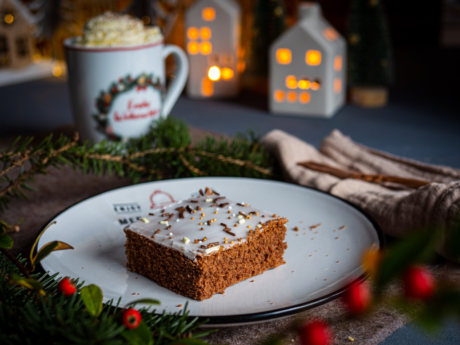 Ein Blech mit frisch gebackenem, glasiertem Lebkuchen in quadratische Stücke geschnitten.