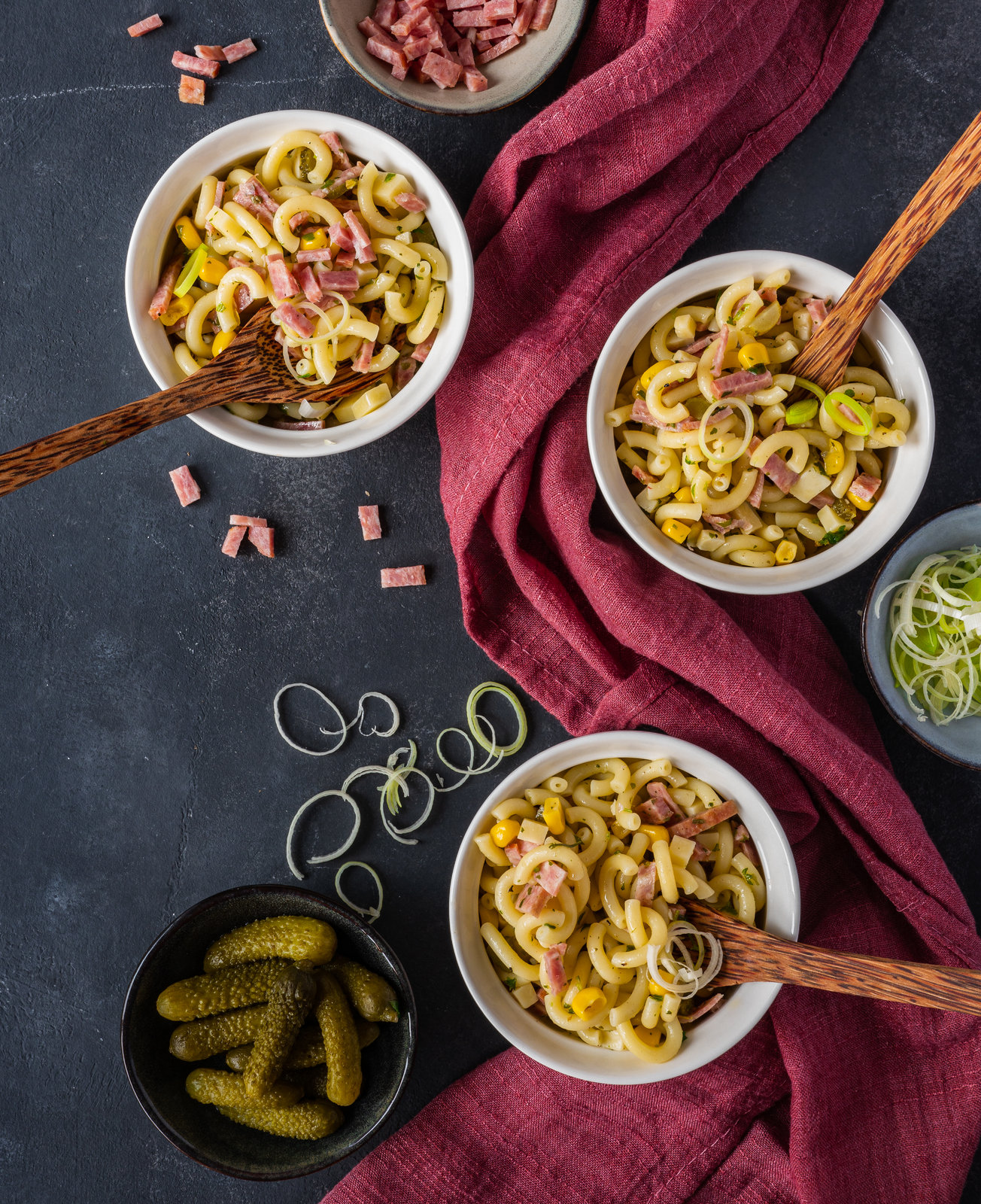Kalter Nudelsalat mit Wurst, Käse und Mais in einer großen Schüssel