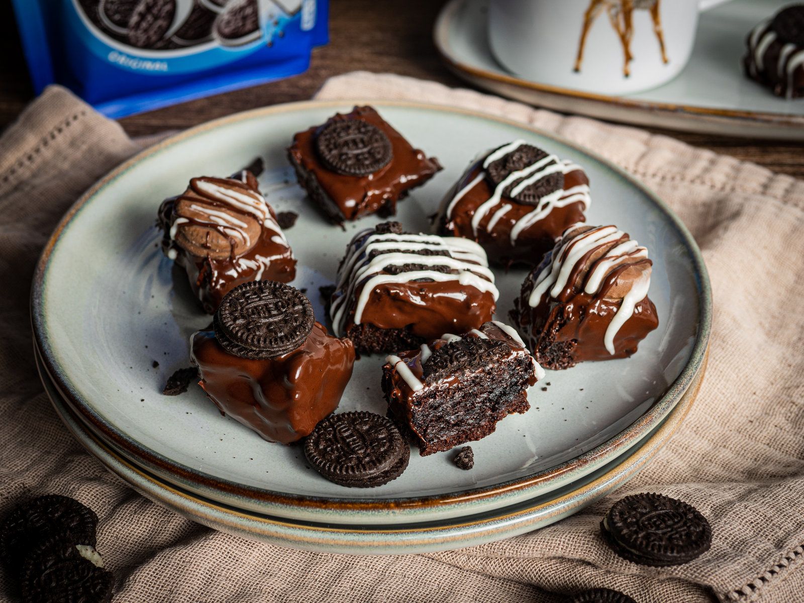 Oreo Brownie Pralinen mit dunkler und weißer Kuvertüre, dekoriert mit Mini-Oreos