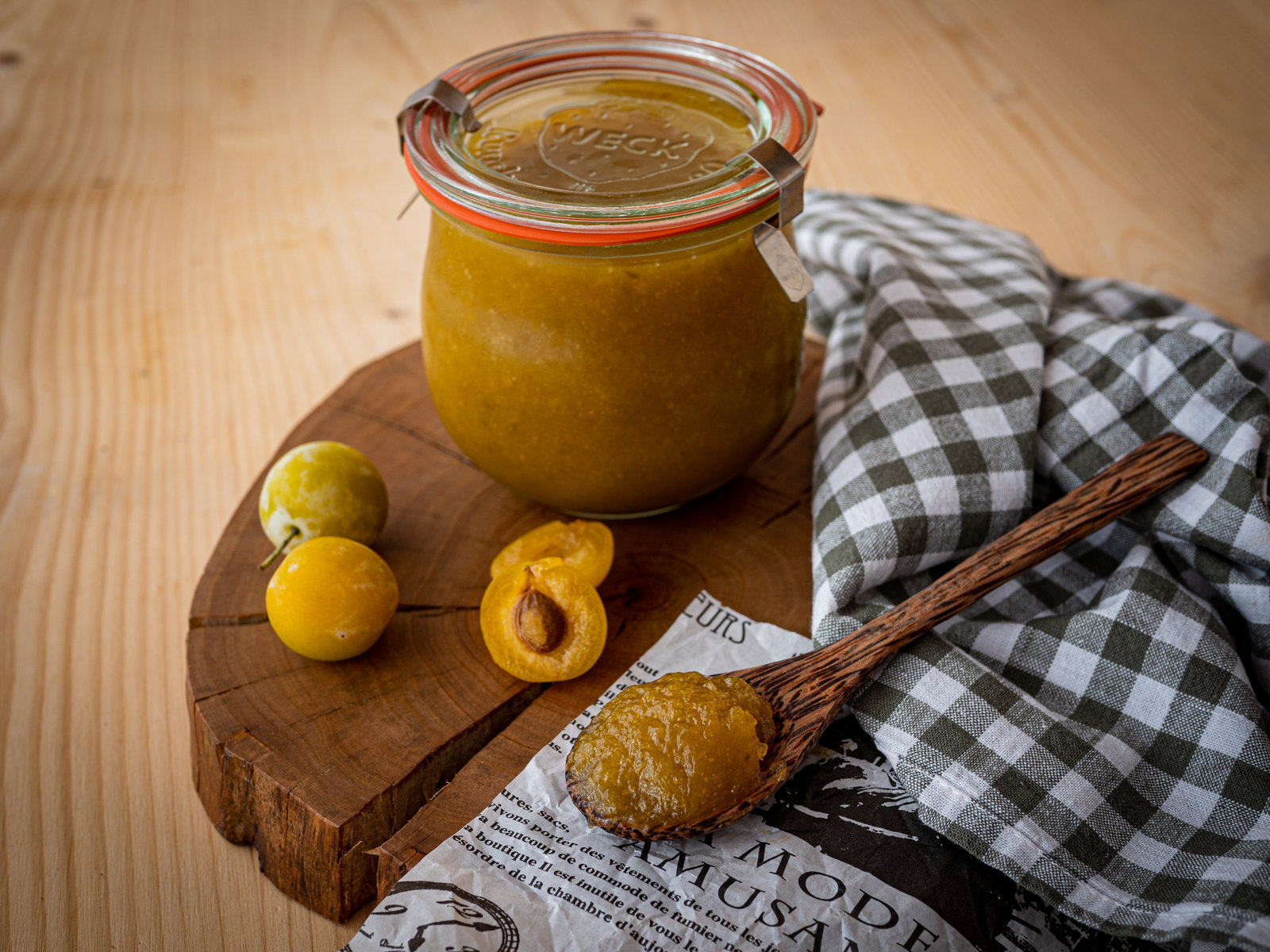 Gläser mit Mirabellen-Marmelade mit Zimt und Rum