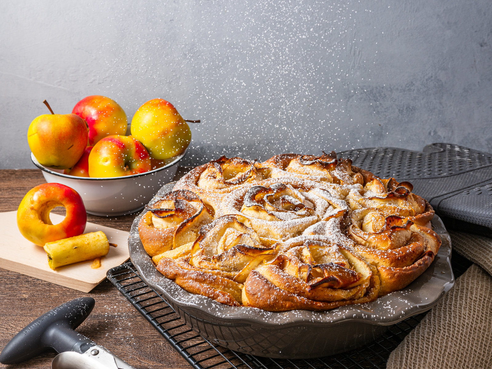 Nahaufnahme von gebackenen Apfel-Zimtschnecken in einer runden Form