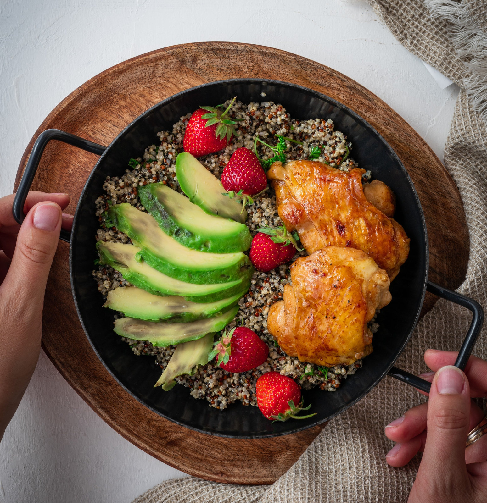 Quinoa Salat mit gegrilltem Hähnchen, Avocado und Erdbeeren auf einem Teller