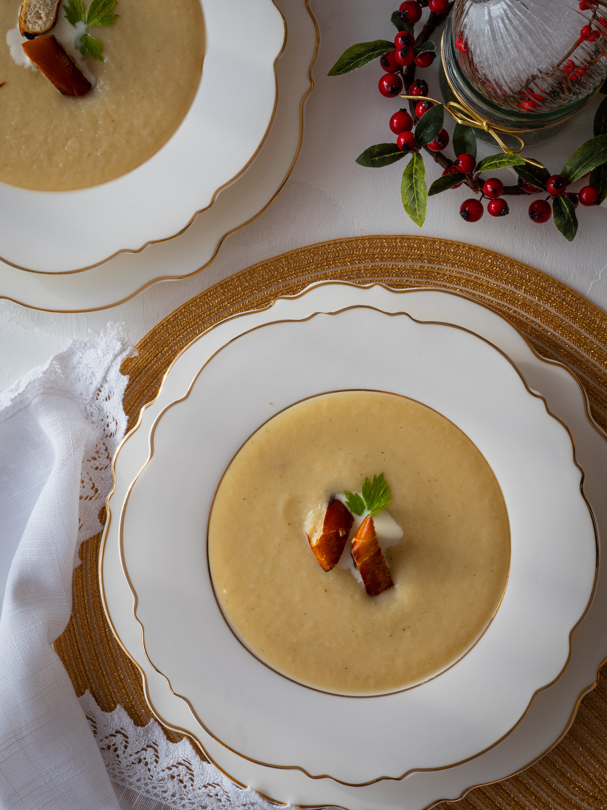 Eine Schale weihnachtliche Sellerie Cremesuppe, garniert mit knusprigen Laugenstücken.