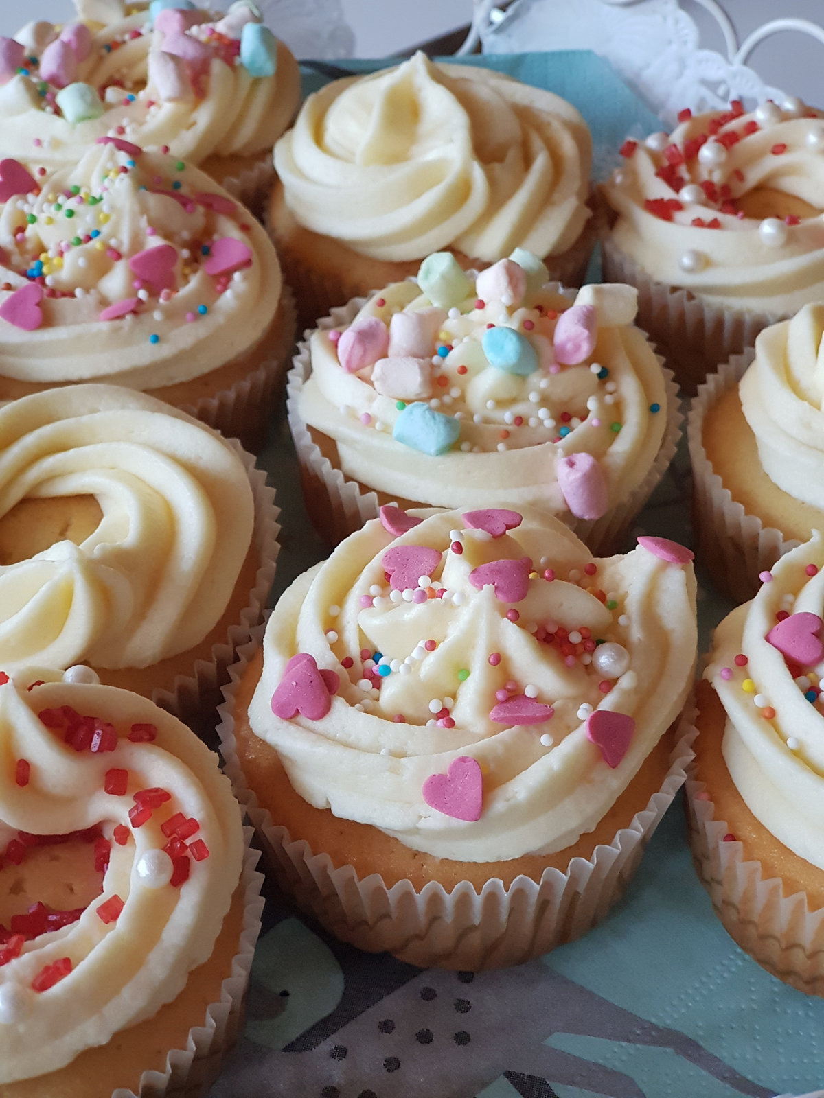 Festlich dekorierte Champagner Cupcakes mit cremigem Frosting und Glitzer