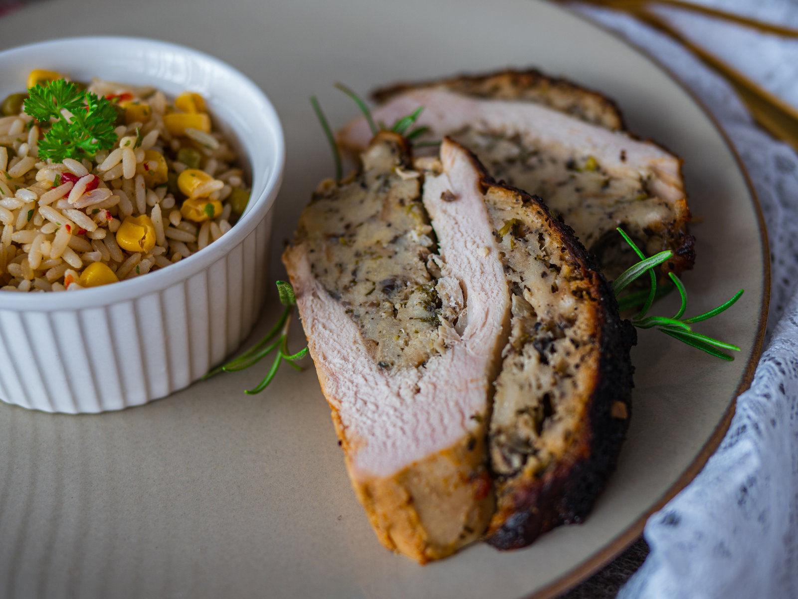 Ganze gefüllte Hühnerbrust mit Champignonfüllung, goldbraun gebraten
