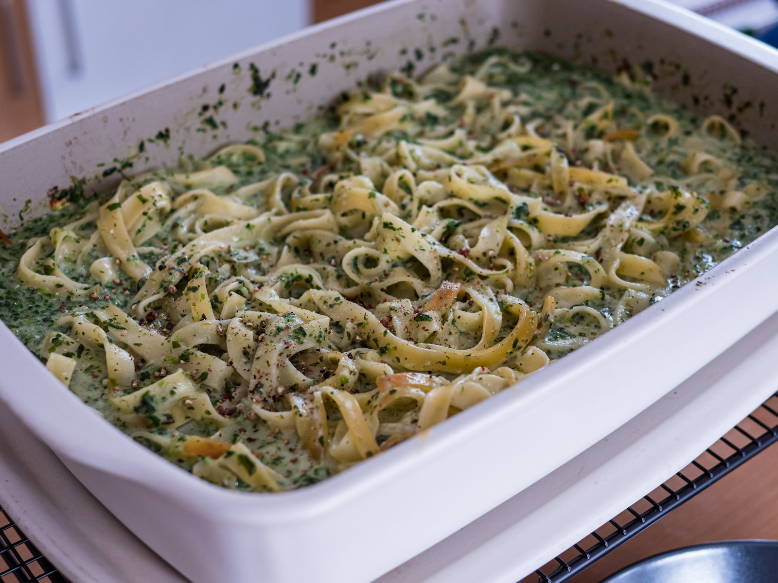One-Pot-Spinat-Nudeln mit Parmesan in einer Ofenhexe