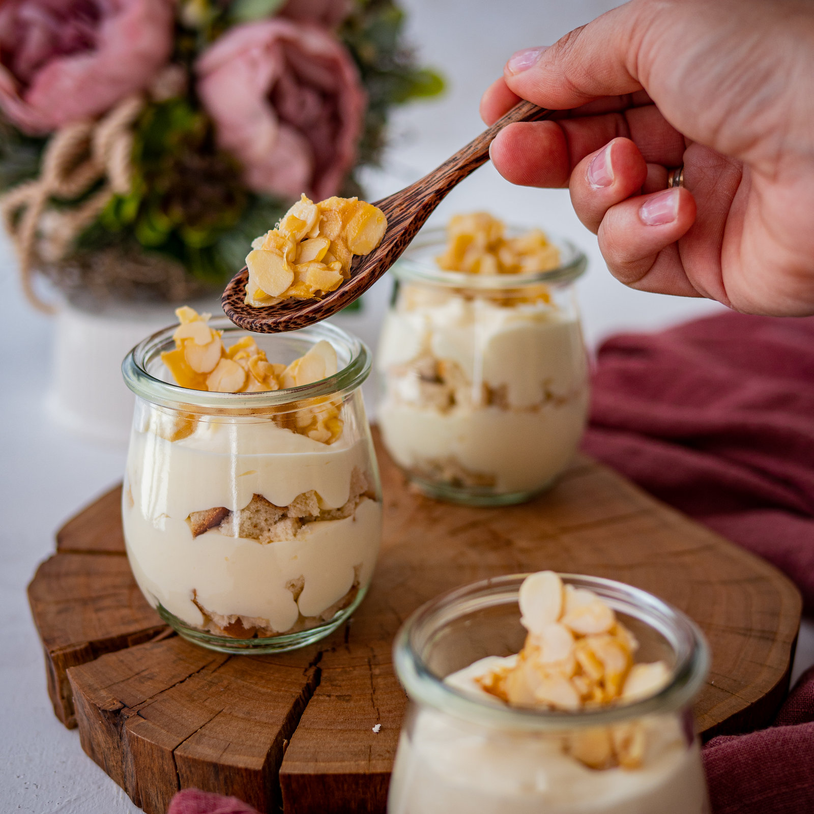 Bienenstich im Glas mit Schichten aus Creme, Hefegebäck und Mandelkrokant