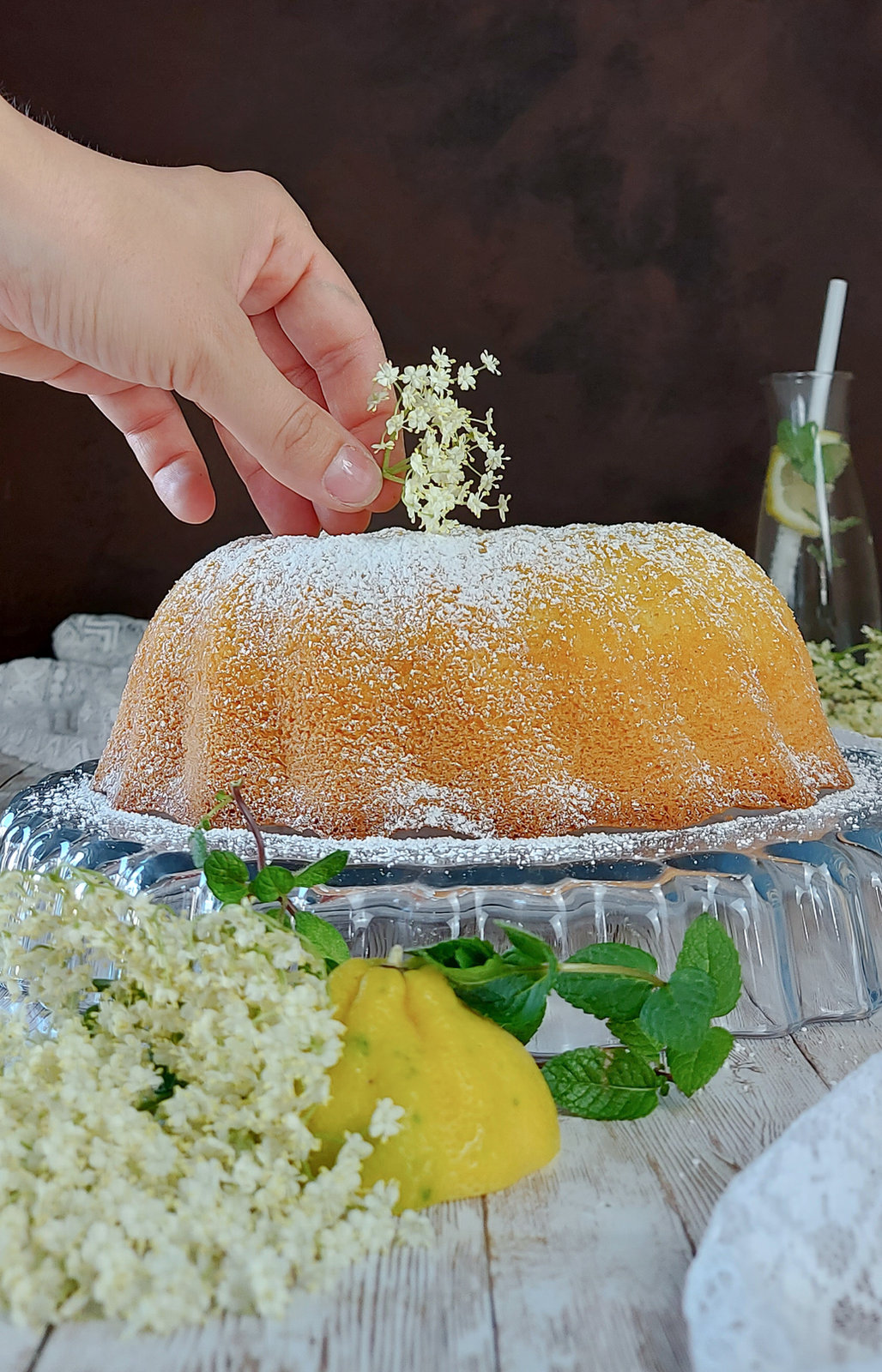 Ein saftiger Zitronenkuchen in Gugelhupfform, leicht mit Puderzucker bestäubt.