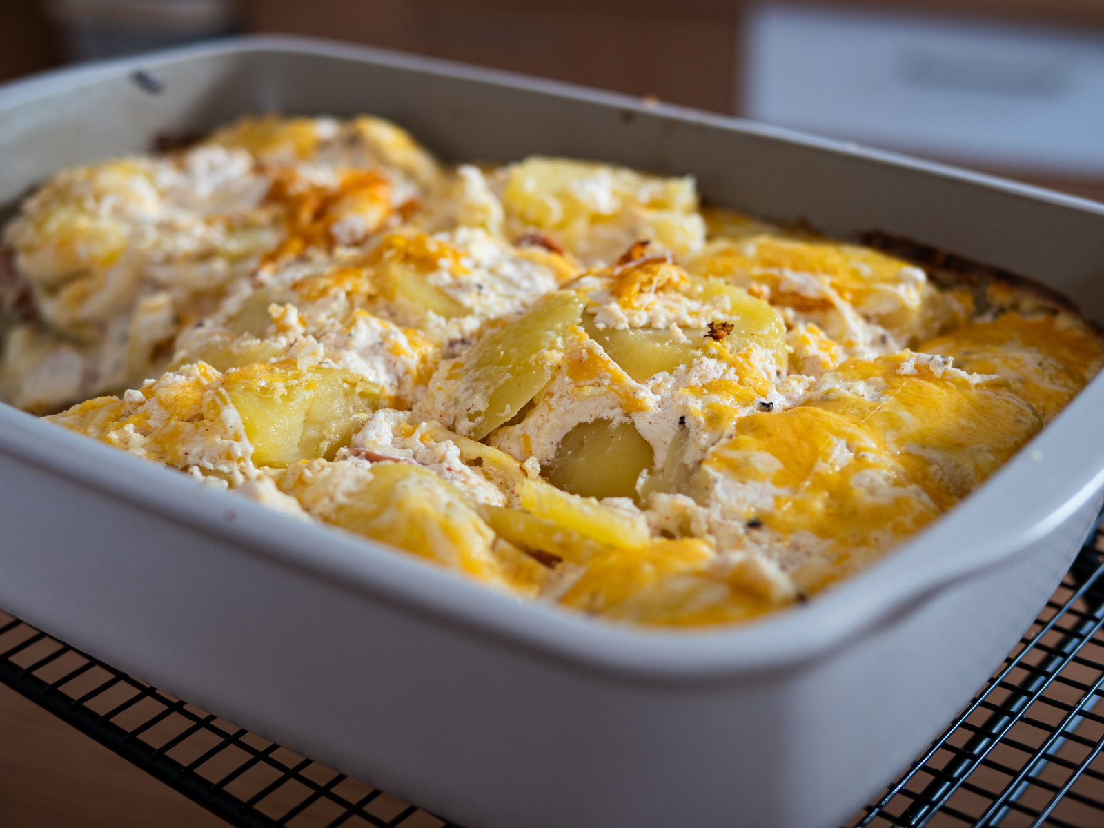 Ein goldbraun gebackener ungarischer Kartoffelauflauf mit Käse überbacken in einer Ofenhexe.