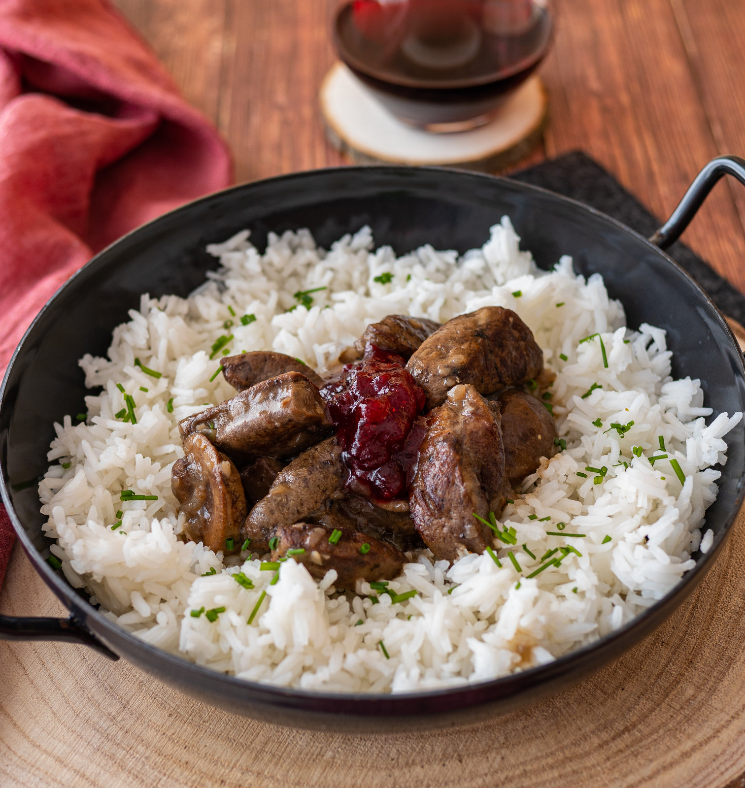 Gebratene Leber in dunkler Rotwein-Honig-Sauce, serviert mit Reis.