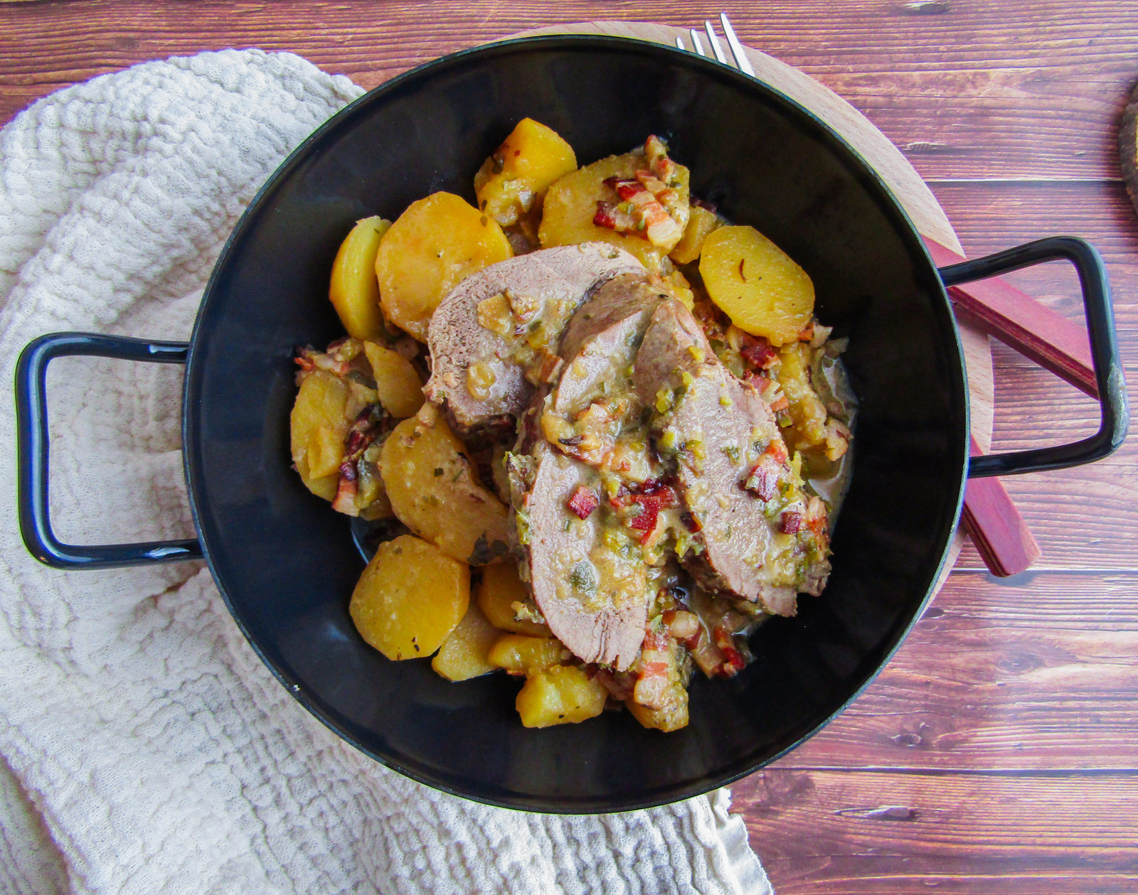 Wildrostbraten nach Altwiener Art in Scheiben geschnitten, serviert mit Sauce und Kartoffeln