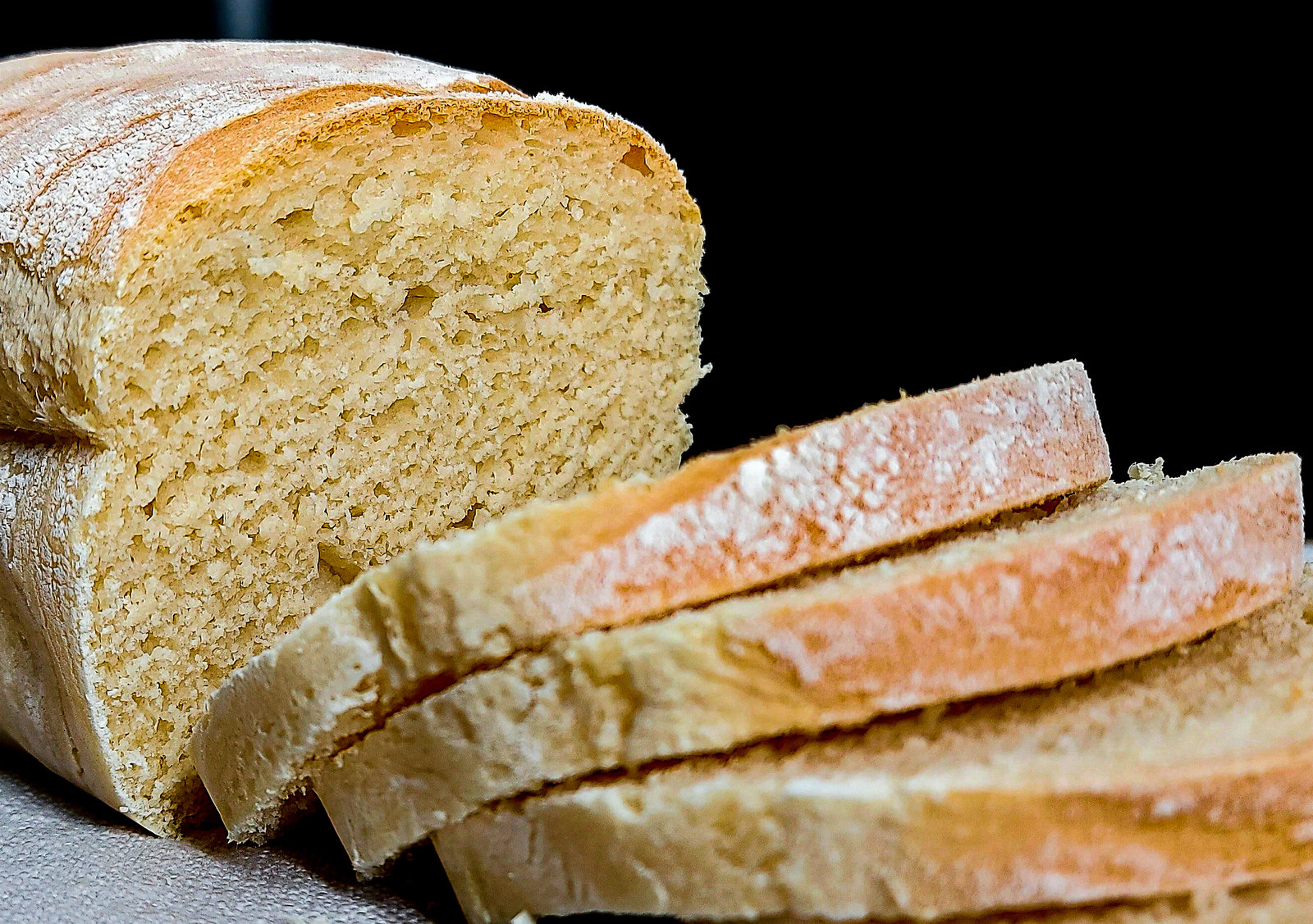 Ein frisch gebackenes, goldbraunes Toastbrot in einer Kastenform.