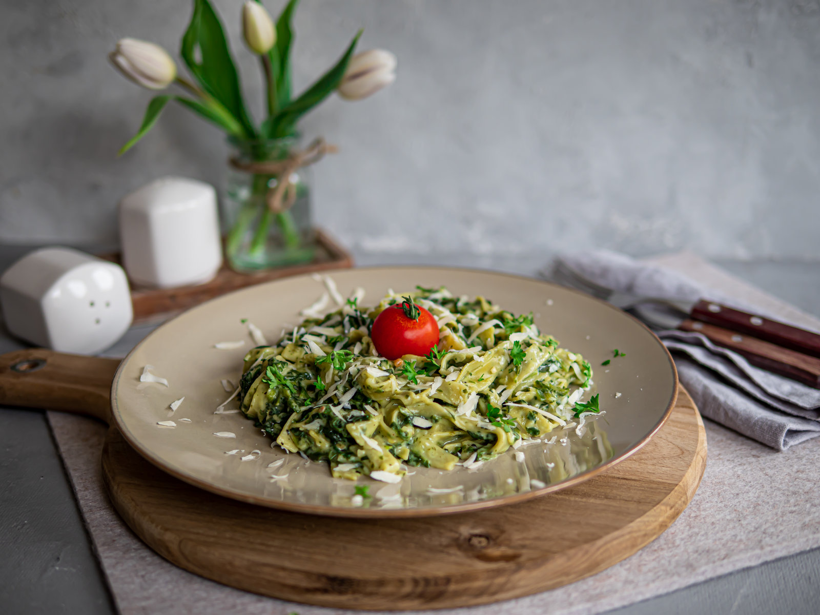 Cremige One-Pot-Spinat-Nudeln in einer Schale, bestreut mit Parmesan