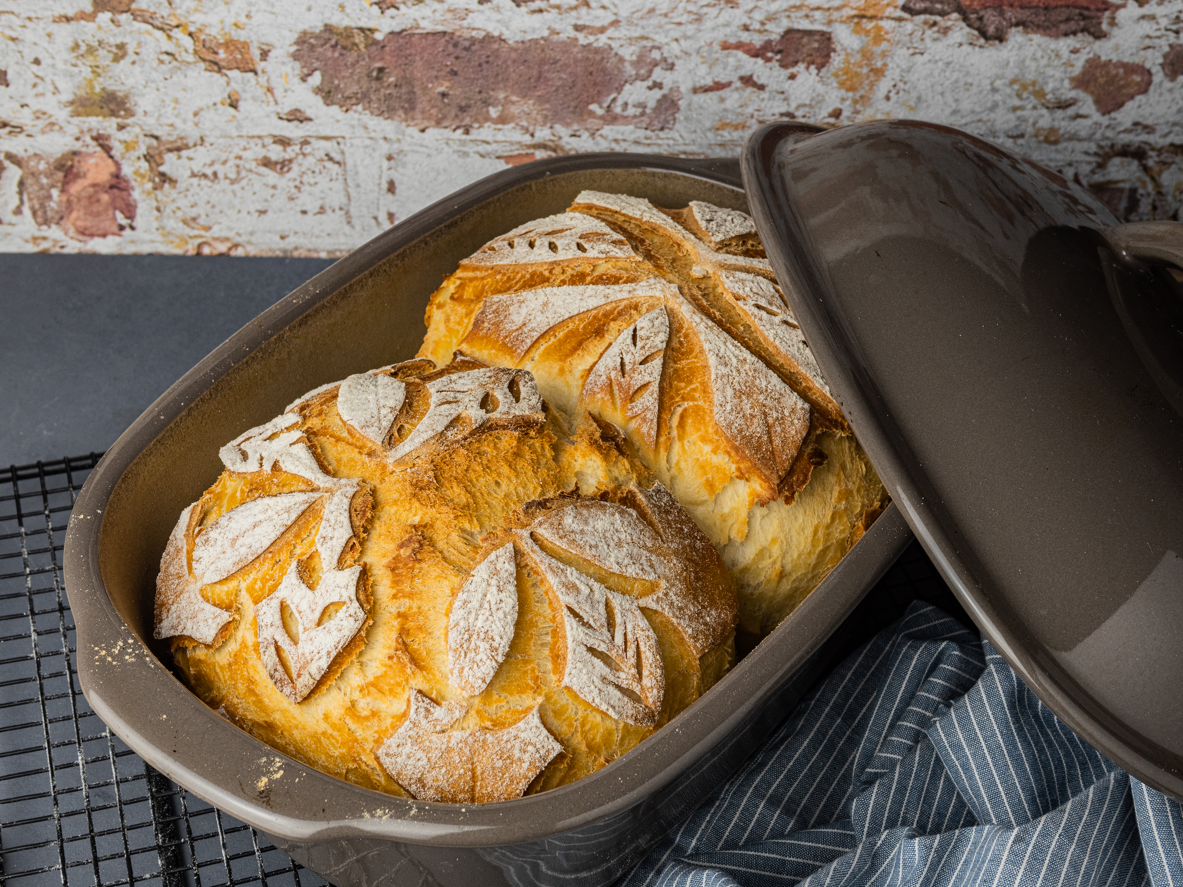 Ein frisch gebackenes, knuspriges Buttermilchbrot, angeschnitten, mit goldbrauner Kruste.