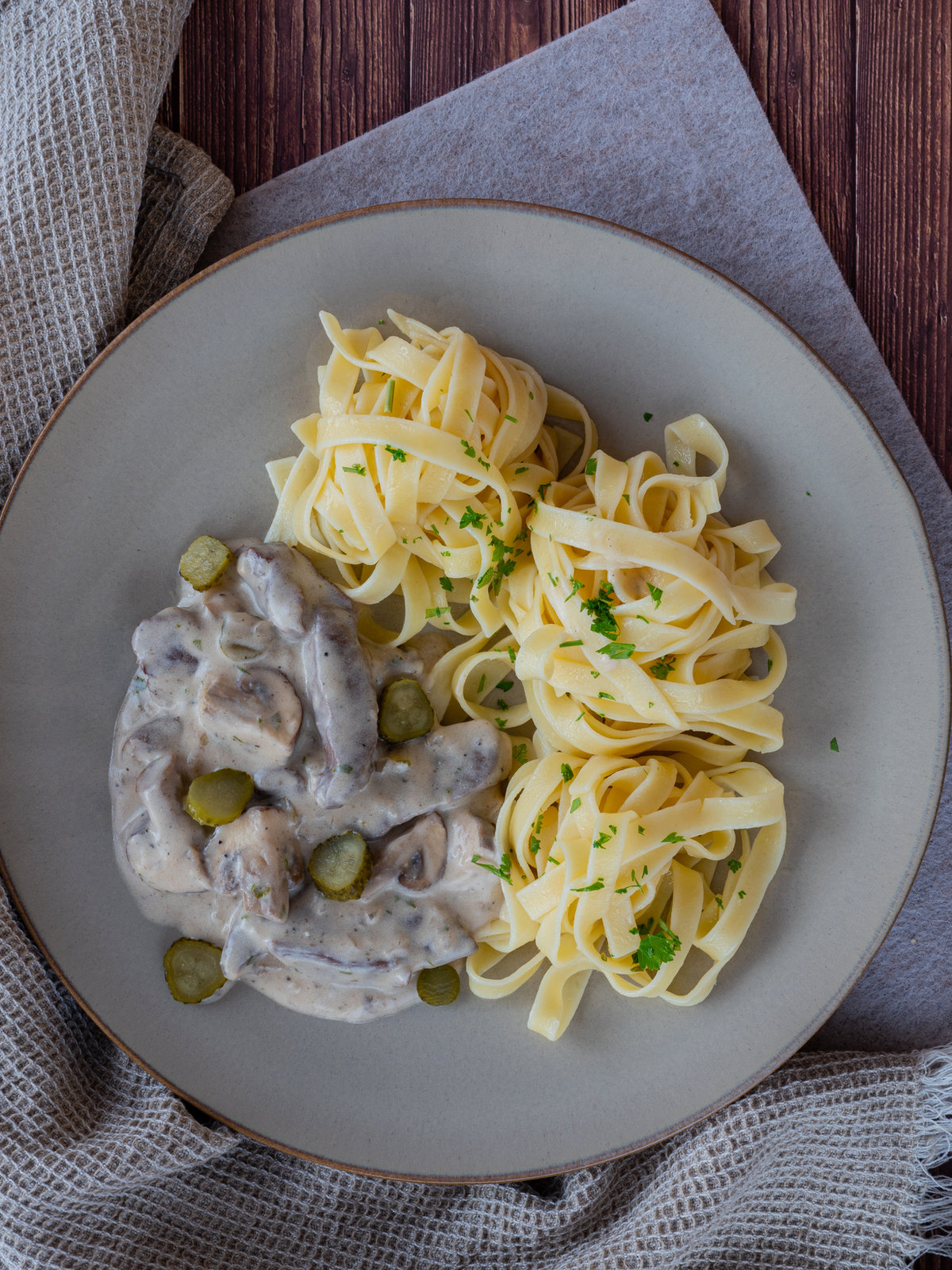 Stroganoff Geschnetzeltes mit Nudeln in einer Schale