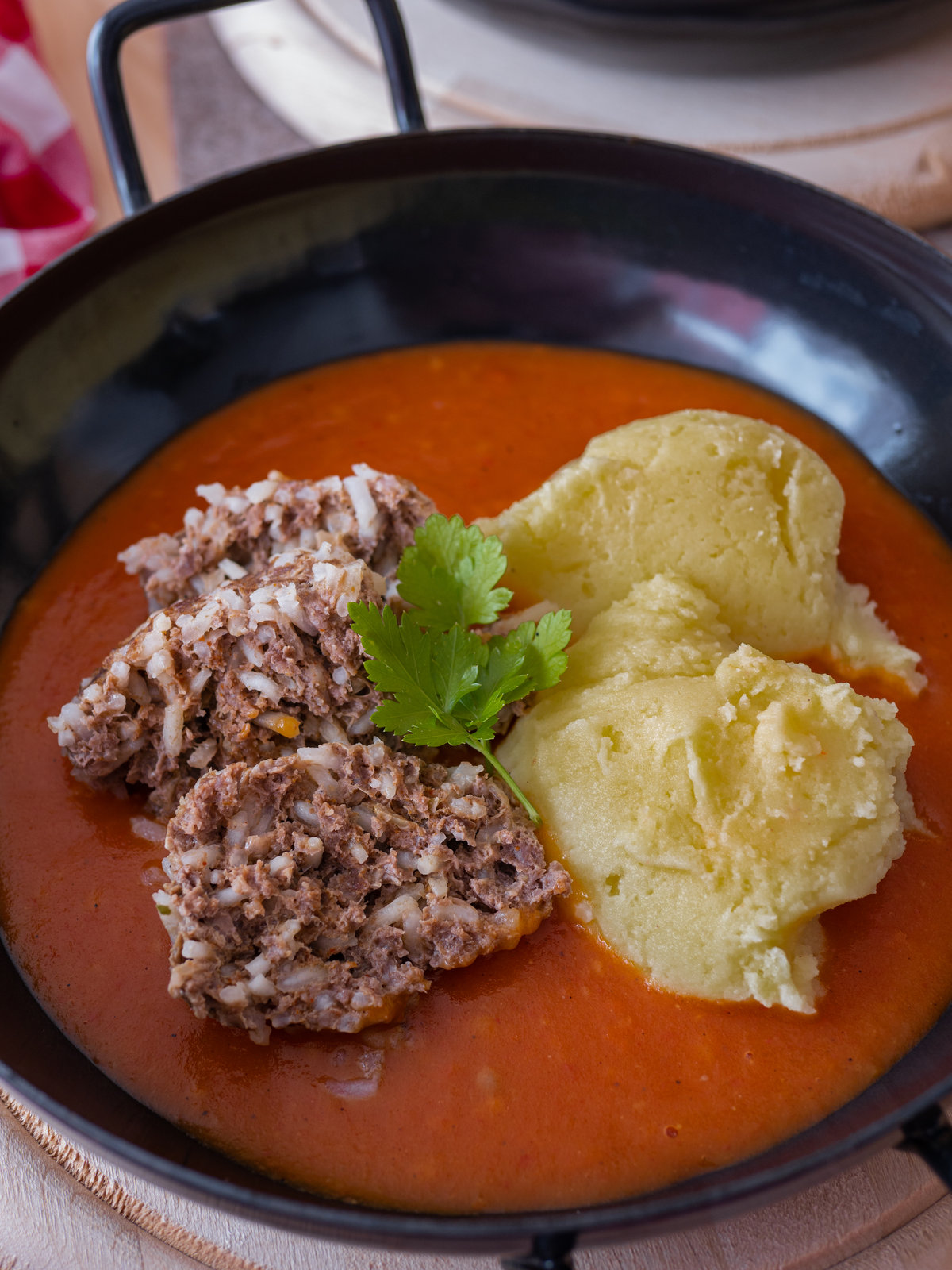 Teller mit Fleischbällchen, süß-saurer Tomatensauce und Kartoffelpüree