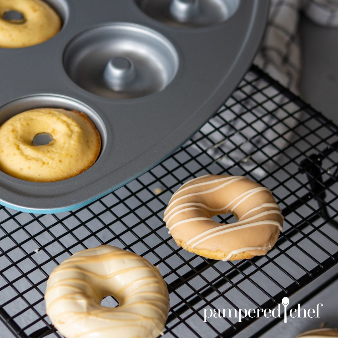 Buttermilch-Donuts mit Schokoglasur auf einem Teller
