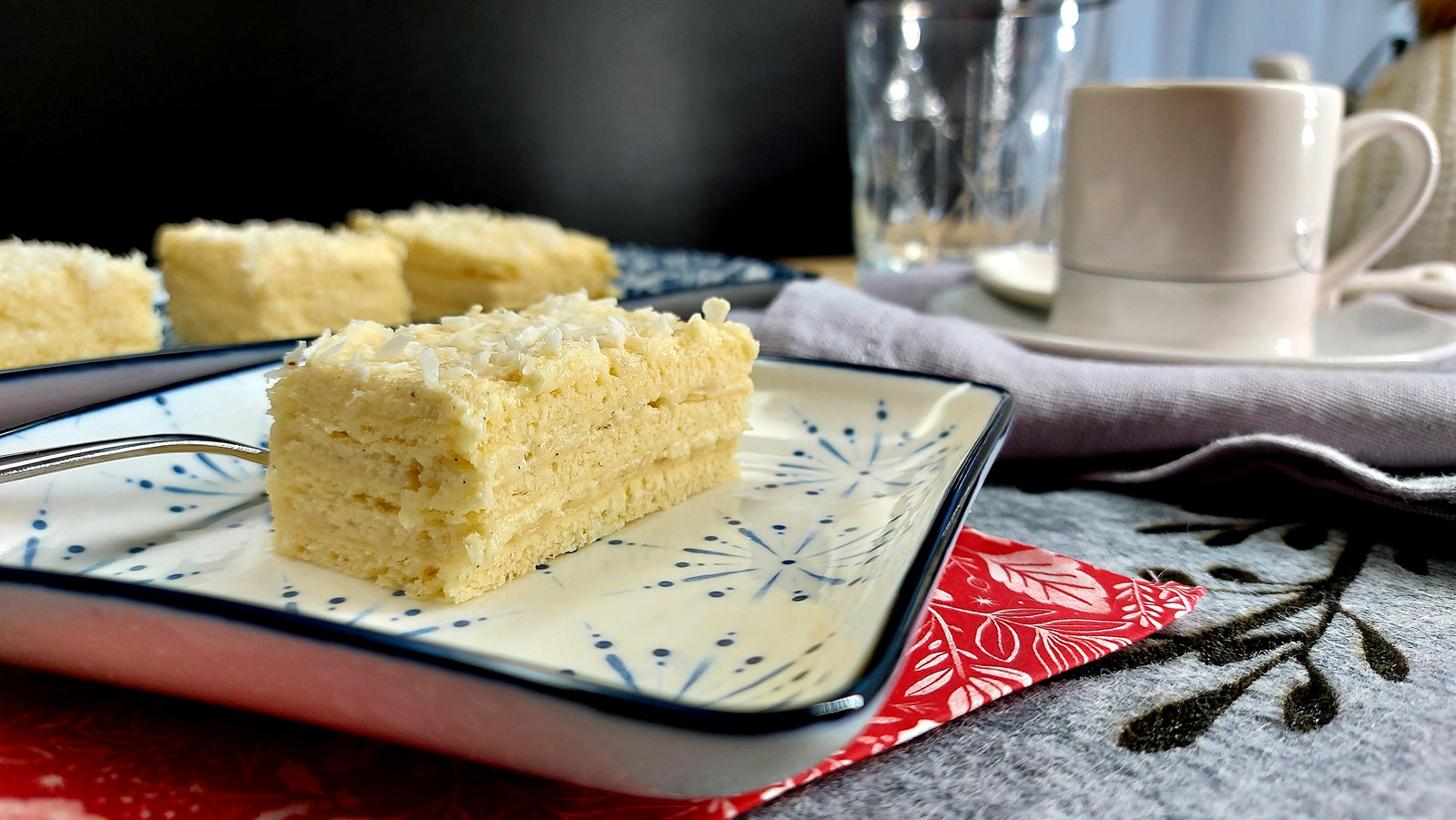 Winterschnitte mit Kokoscreme, in Stücke geschnitten und mit Kokosraspeln bestreut