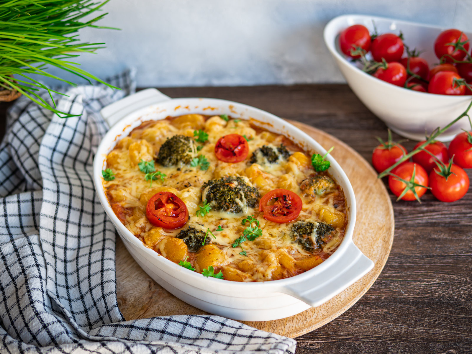 Thunfisch-Gnocchi-Auflauf in einer Auflaufform, goldbraun gebacken mit geschmolzenem Käse